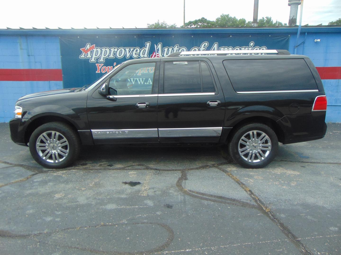 2010 Black Lincoln Navigator L (5LMJJ3J54AE) with an V8 Flex Fuel 5.4 Liter engine, Automatic, 6-Spd w/Overdrive transmission, located at 2105 Dixie Hwy, Louisville, KY, 40210, (502) 772-3333, 38.220932, -85.795441 - Photo#0