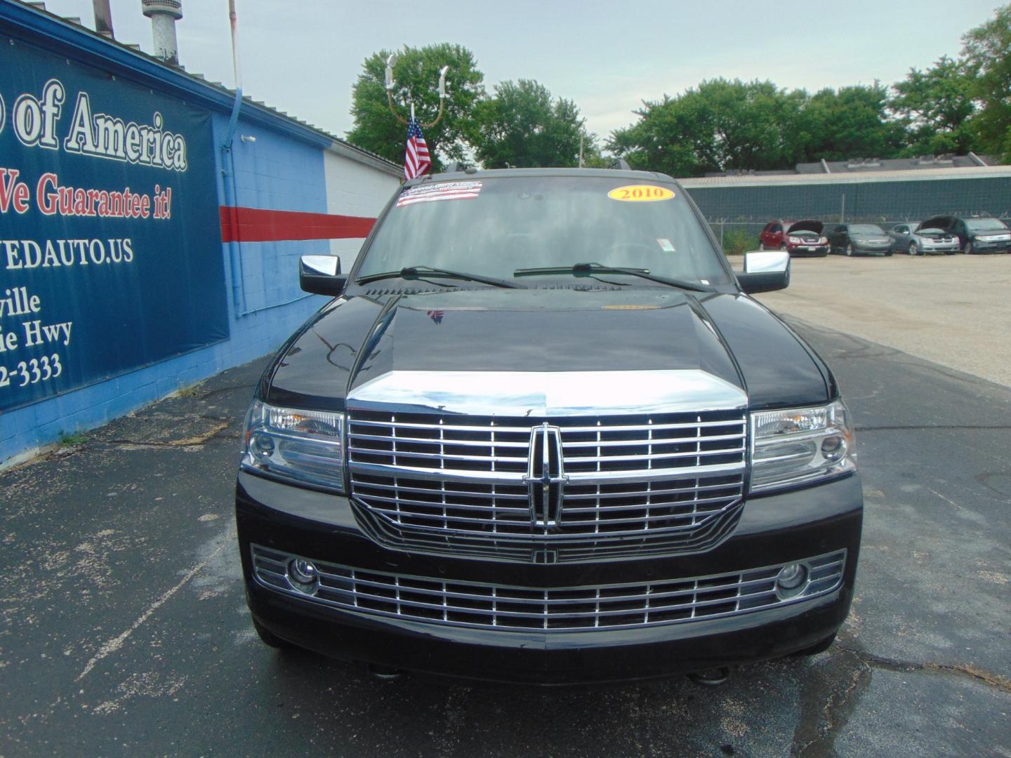 2010 Black Lincoln Navigator L (5LMJJ3J54AE) with an V8 Flex Fuel 5.4 Liter engine, Automatic, 6-Spd w/Overdrive transmission, located at 2105 Dixie Hwy, Louisville, KY, 40210, (502) 772-3333, 38.220932, -85.795441 - Photo#2