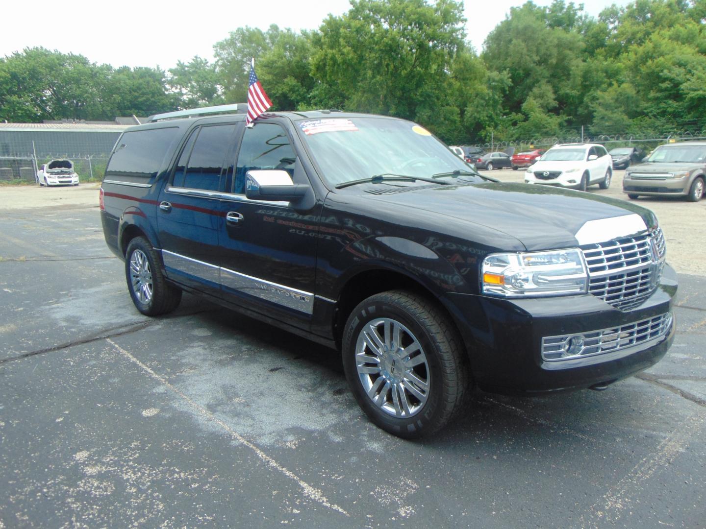 2010 Black Lincoln Navigator L (5LMJJ3J54AE) with an V8 Flex Fuel 5.4 Liter engine, Automatic, 6-Spd w/Overdrive transmission, located at 2105 Dixie Hwy, Louisville, KY, 40210, (502) 772-3333, 38.220932, -85.795441 - Photo#3