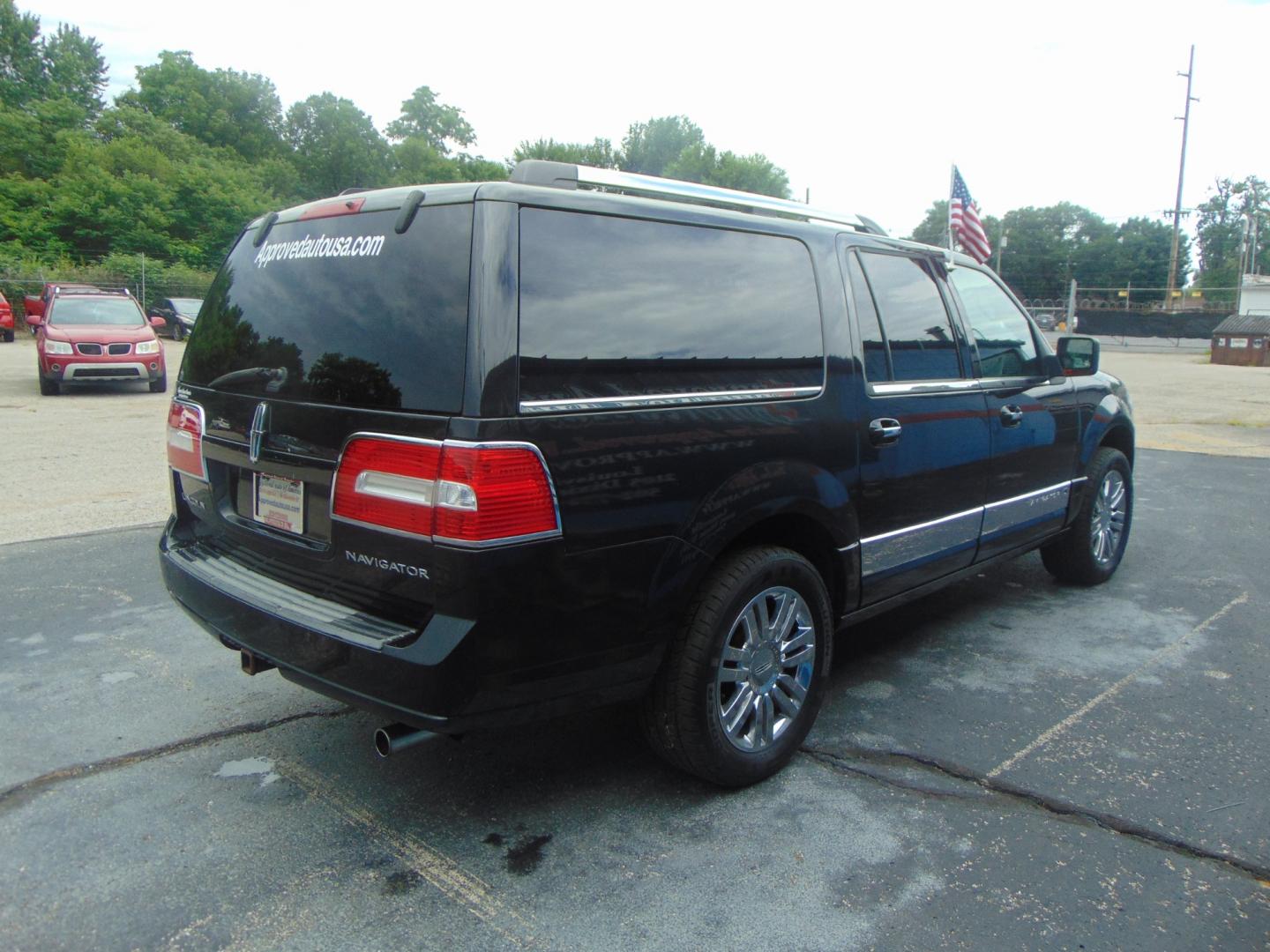 2010 Black Lincoln Navigator L (5LMJJ3J54AE) with an V8 Flex Fuel 5.4 Liter engine, Automatic, 6-Spd w/Overdrive transmission, located at 2105 Dixie Hwy, Louisville, KY, 40210, (502) 772-3333, 38.220932, -85.795441 - Photo#4