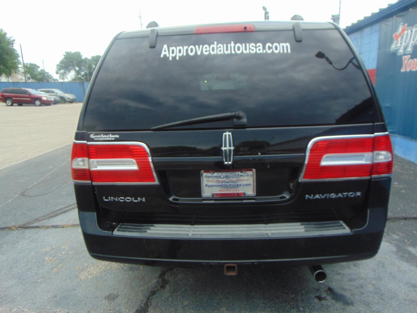 2010 Black Lincoln Navigator L (5LMJJ3J54AE) with an V8 Flex Fuel 5.4 Liter engine, Automatic, 6-Spd w/Overdrive transmission, located at 2105 Dixie Hwy, Louisville, KY, 40210, (502) 772-3333, 38.220932, -85.795441 - Photo#5