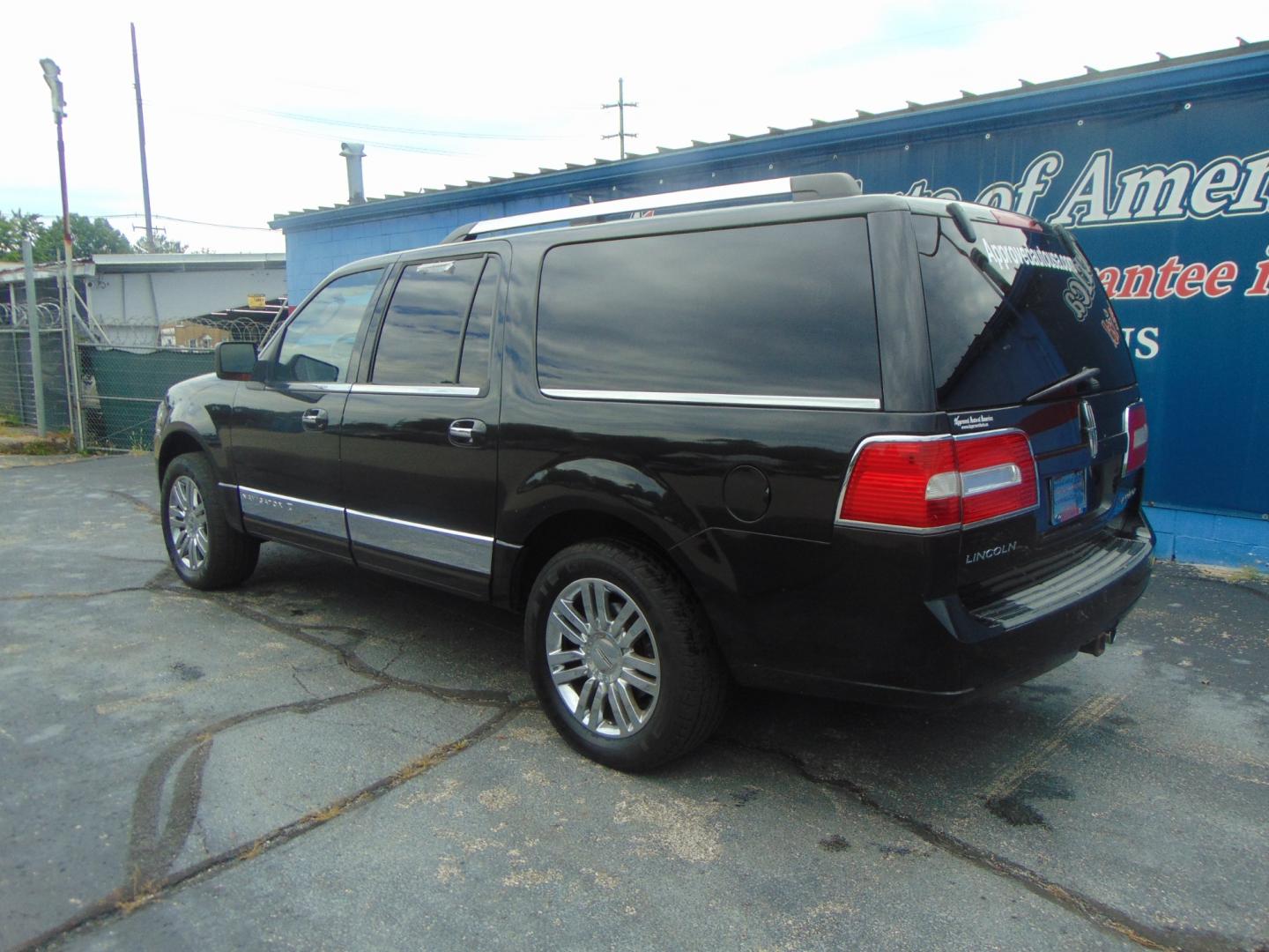 2010 Black Lincoln Navigator L (5LMJJ3J54AE) with an V8 Flex Fuel 5.4 Liter engine, Automatic, 6-Spd w/Overdrive transmission, located at 2105 Dixie Hwy, Louisville, KY, 40210, (502) 772-3333, 38.220932, -85.795441 - Photo#6