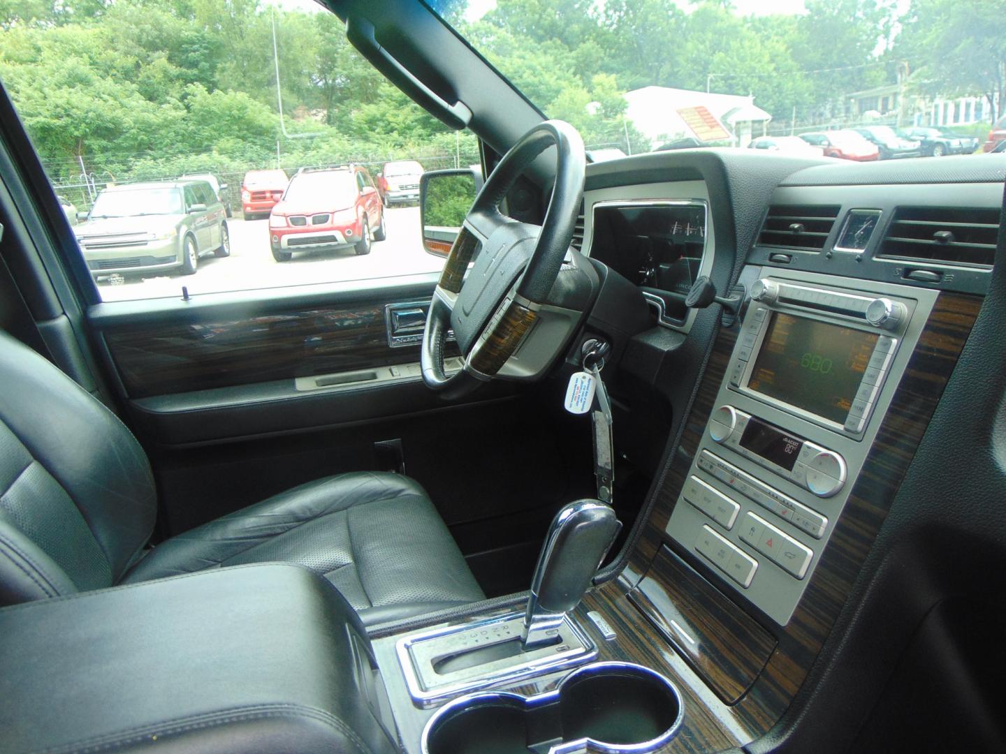 2010 Black Lincoln Navigator L (5LMJJ3J54AE) with an V8 Flex Fuel 5.4 Liter engine, Automatic, 6-Spd w/Overdrive transmission, located at 2105 Dixie Hwy, Louisville, KY, 40210, (502) 772-3333, 38.220932, -85.795441 - Photo#8