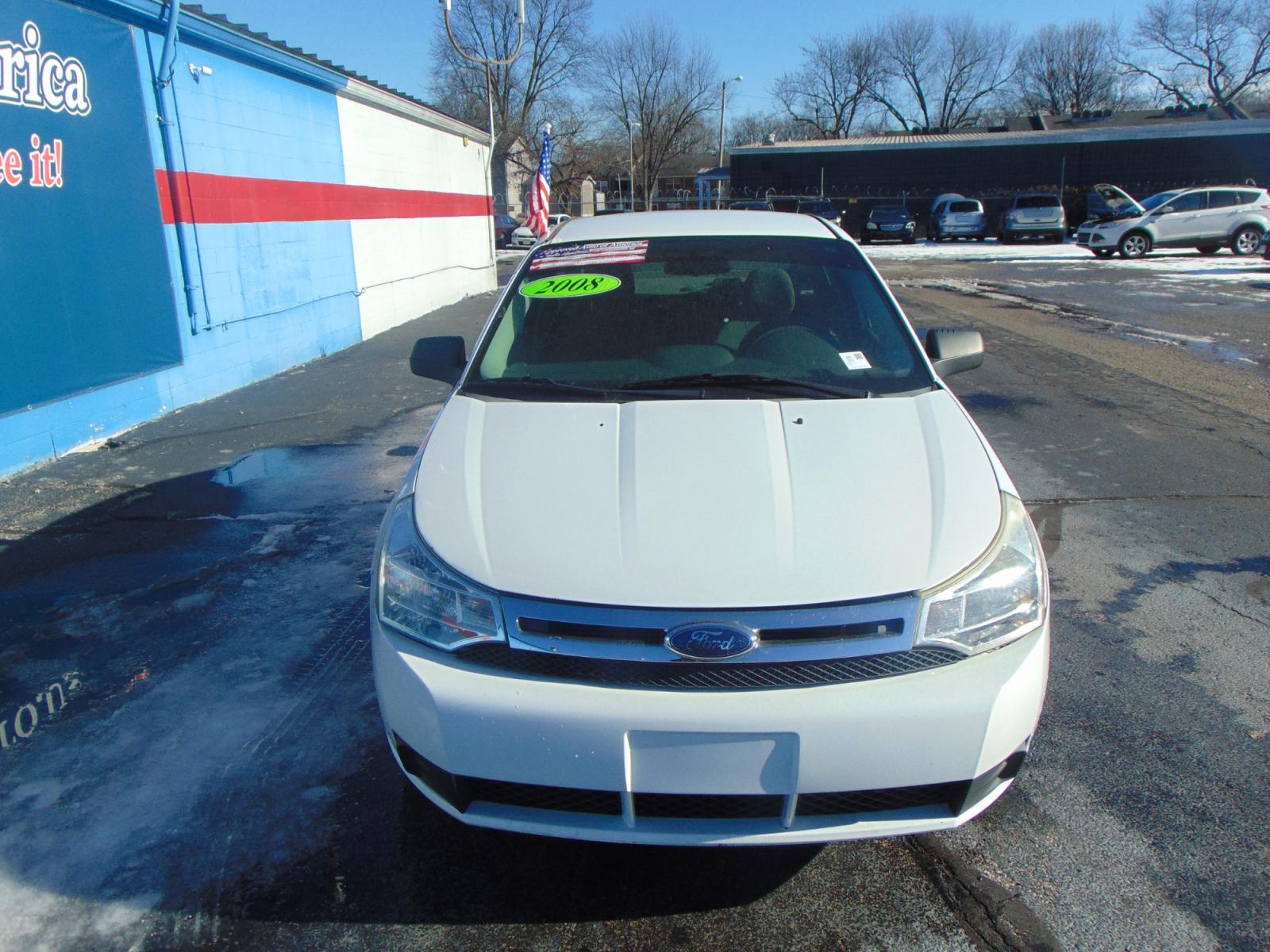 2008 White Ford Focus (1FAHP35N48W) with an 4-Cyl 2.0 Liter engine, Automatic, 4-Spd w/Overdrive transmission, located at 2105 Dixie Hwy, Louisville, KY, 40210, (502) 772-3333, 38.221058, -85.792671 - Photo #2