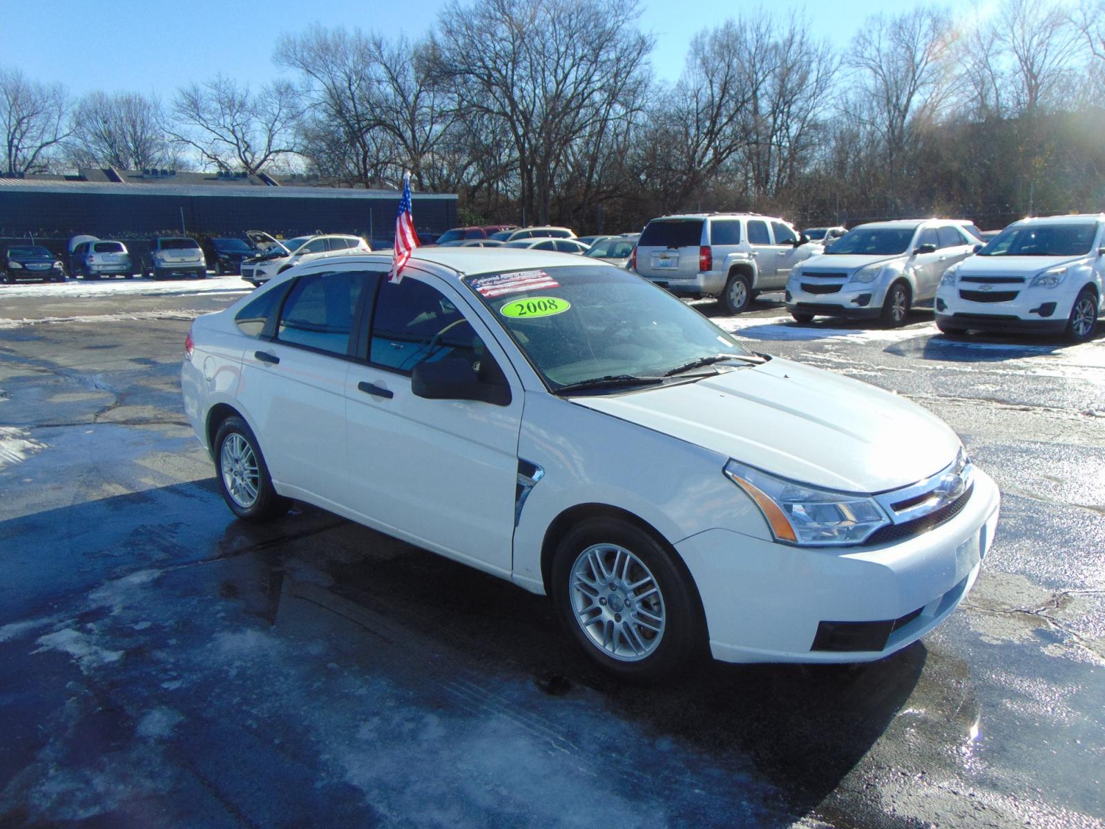 2008 White Ford Focus (1FAHP35N48W) with an 4-Cyl 2.0 Liter engine, Automatic, 4-Spd w/Overdrive transmission, located at 2105 Dixie Hwy, Louisville, KY, 40210, (502) 772-3333, 38.221058, -85.792671 - Photo #3