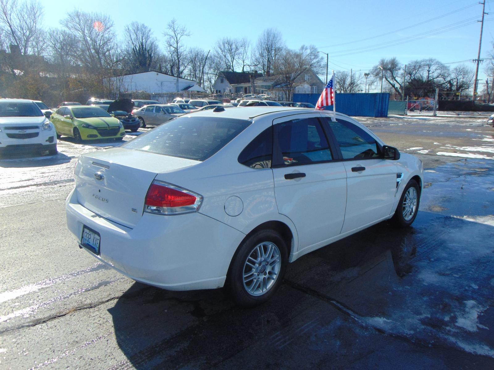 2008 White Ford Focus (1FAHP35N48W) with an 4-Cyl 2.0 Liter engine, Automatic, 4-Spd w/Overdrive transmission, located at 2105 Dixie Hwy, Louisville, KY, 40210, (502) 772-3333, 38.221058, -85.792671 - Photo #6