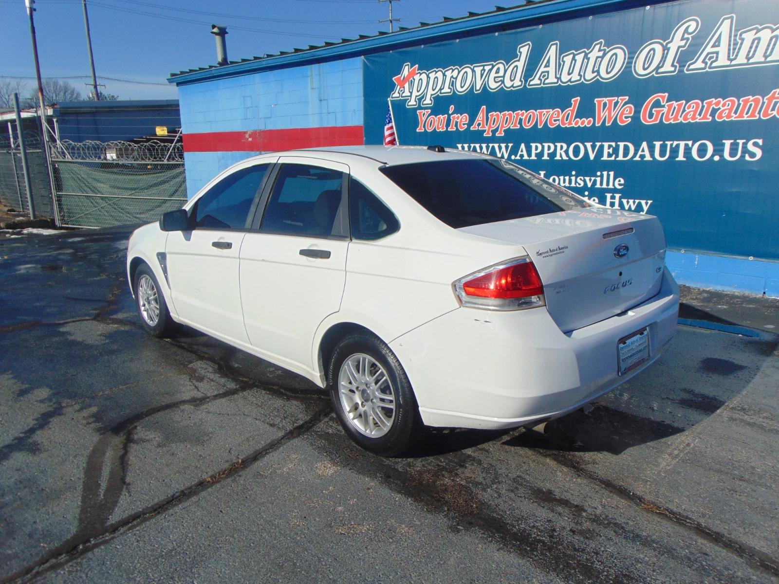 2008 White Ford Focus (1FAHP35N48W) with an 4-Cyl 2.0 Liter engine, Automatic, 4-Spd w/Overdrive transmission, located at 2105 Dixie Hwy, Louisville, KY, 40210, (502) 772-3333, 38.221058, -85.792671 - Photo #8