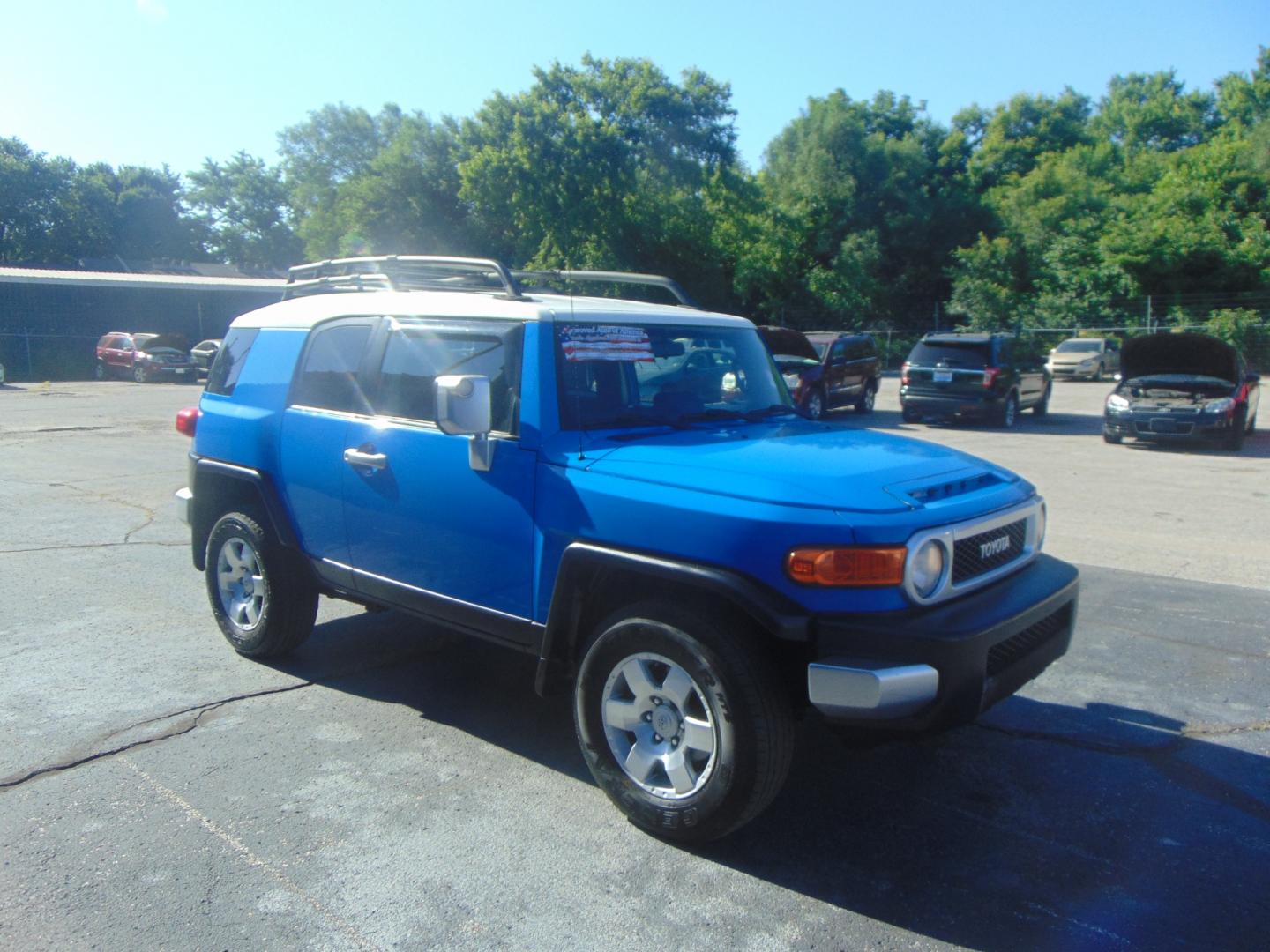 2007 Blue Toyota FJ Cruiser (JTEBU11F070) with an V6 4.0 Liter engine, Automatic transmission, located at 2105 Dixie Hwy, Louisville, KY, 40210, (502) 772-3333, 38.220932, -85.795441 - Photo#3