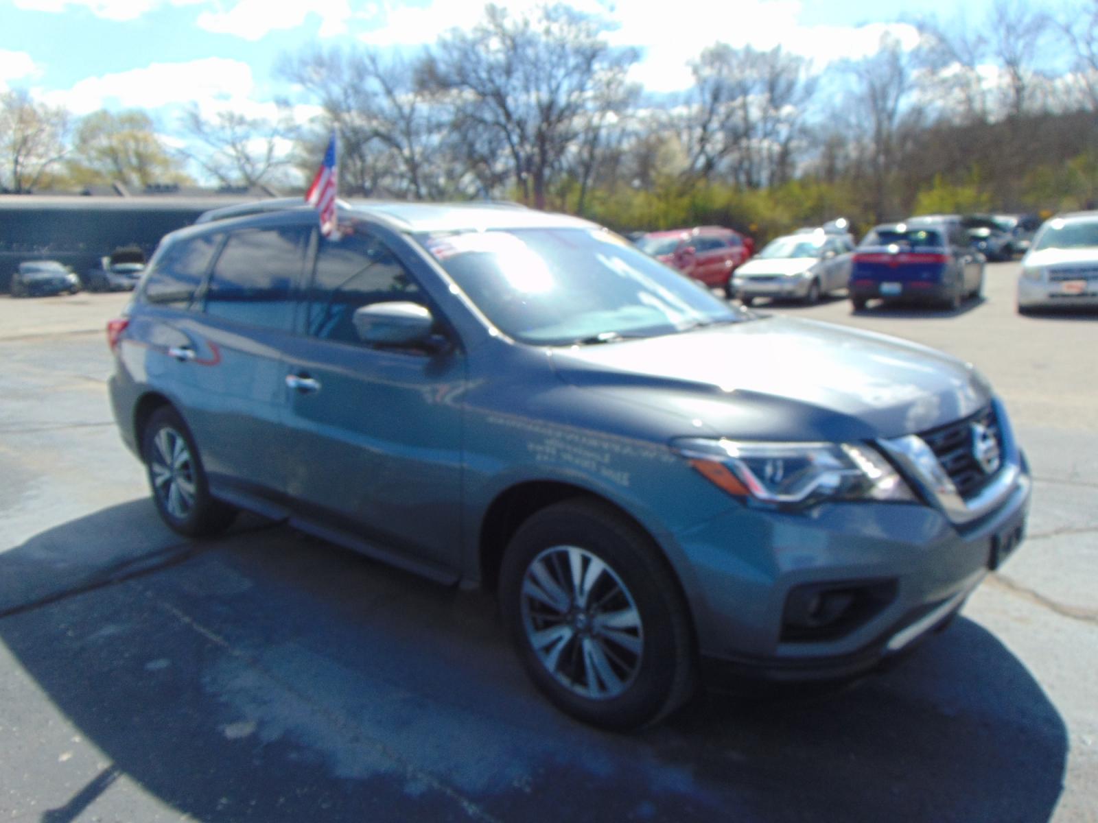 2013 Gray Nissan Pathfinder (5N1AR2MM6DC) with an V6 3.5 Liter engine, Automatic, CVT transmission, located at 2105 Dixie Hwy, Louisville, KY, 40210, (502) 772-3333, 38.221058, -85.792671 - Photo #3