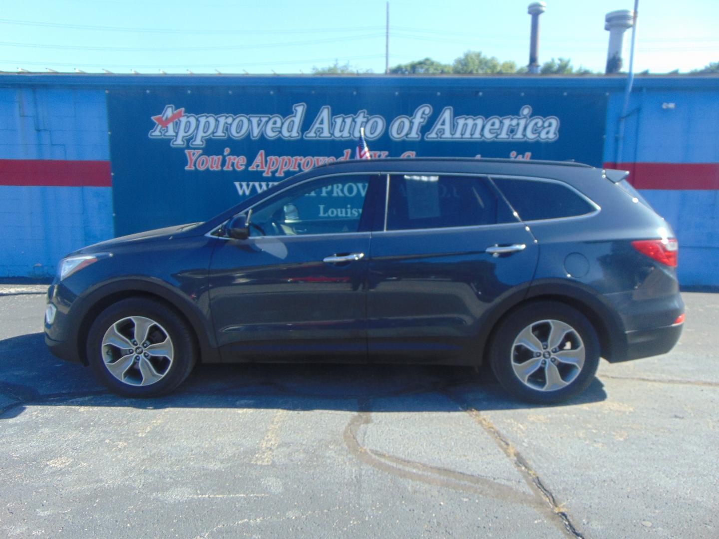 2015 Blue Hyundai Santa Fe (KM8SM4HF8FU) with an V6 GDI 3.3 Liter engine, Auto, 6-Spd Shiftronic transmission, located at 2105 Dixie Hwy, Louisville, KY, 40210, (502) 772-3333, 38.220932, -85.795441 - Photo#0