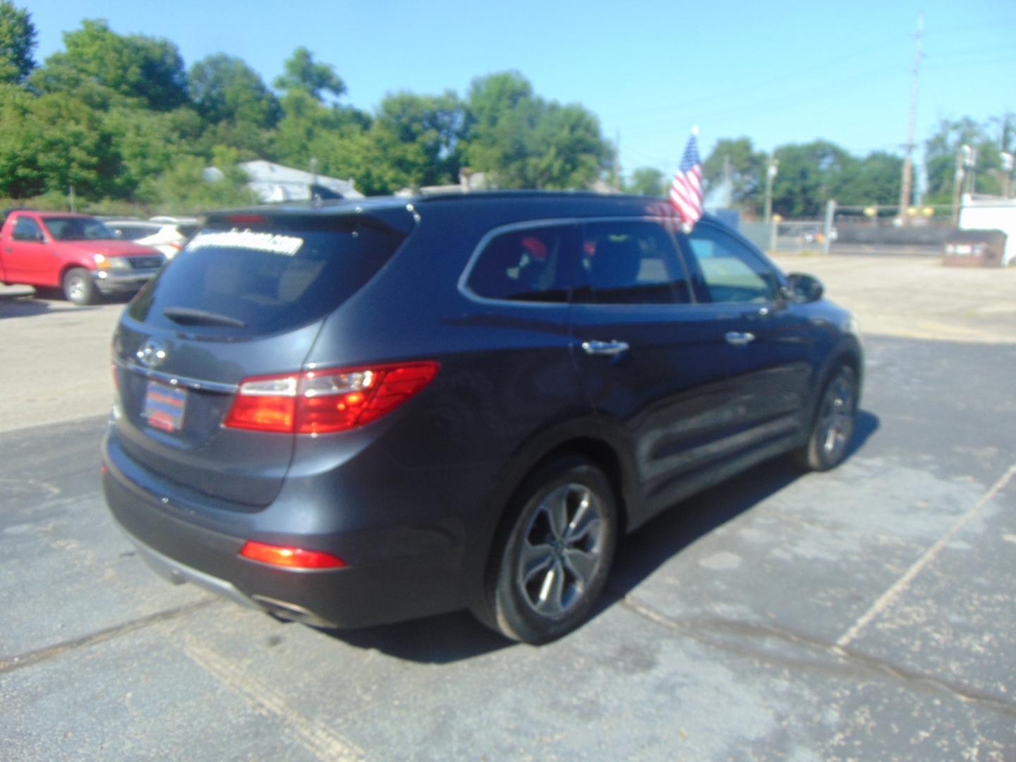 2015 Blue Hyundai Santa Fe (KM8SM4HF8FU) with an V6 GDI 3.3 Liter engine, Auto, 6-Spd Shiftronic transmission, located at 2105 Dixie Hwy, Louisville, KY, 40210, (502) 772-3333, 38.220932, -85.795441 - Photo#4