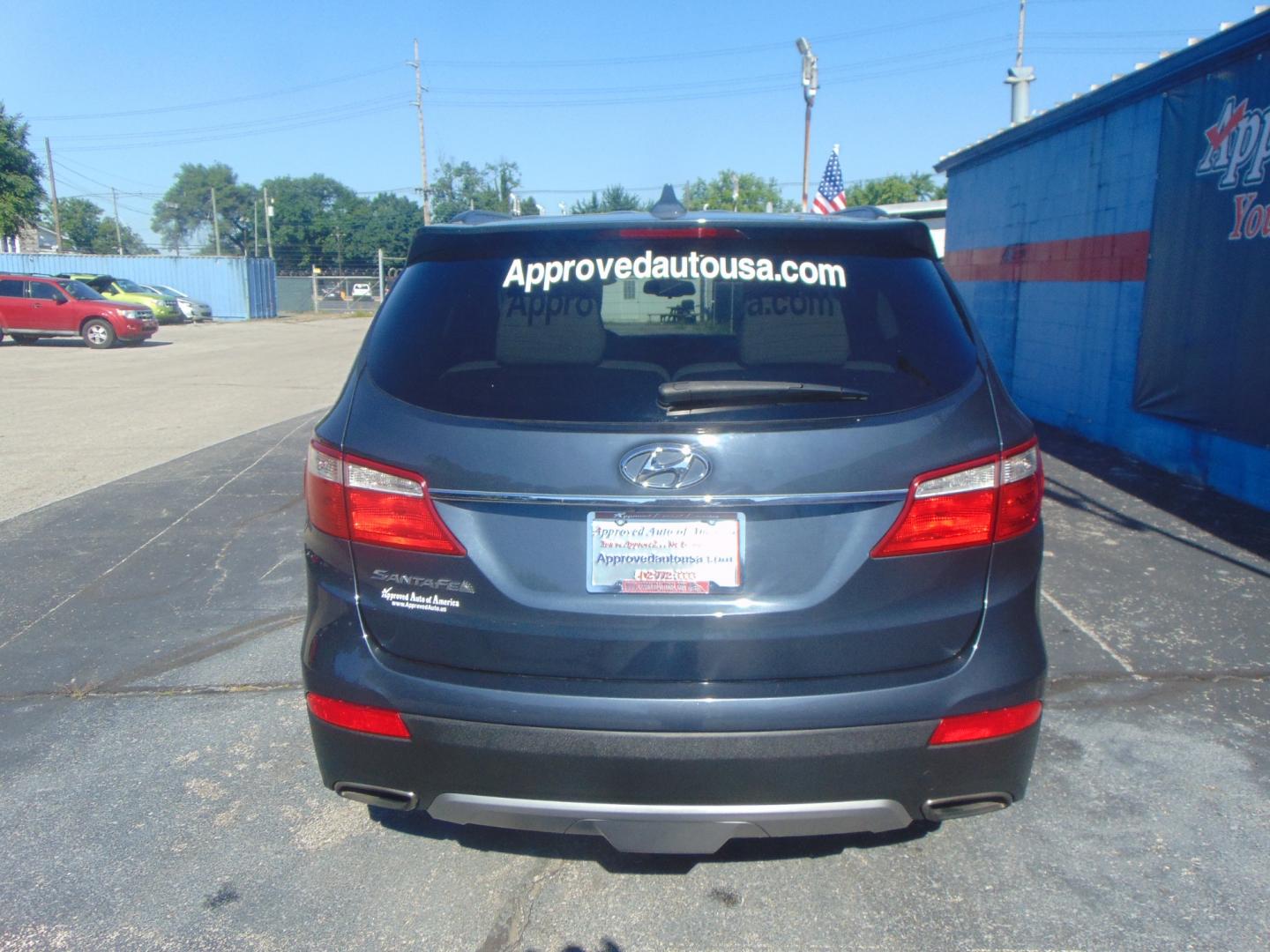 2015 Blue Hyundai Santa Fe (KM8SM4HF8FU) with an V6 GDI 3.3 Liter engine, Auto, 6-Spd Shiftronic transmission, located at 2105 Dixie Hwy, Louisville, KY, 40210, (502) 772-3333, 38.220932, -85.795441 - Photo#5