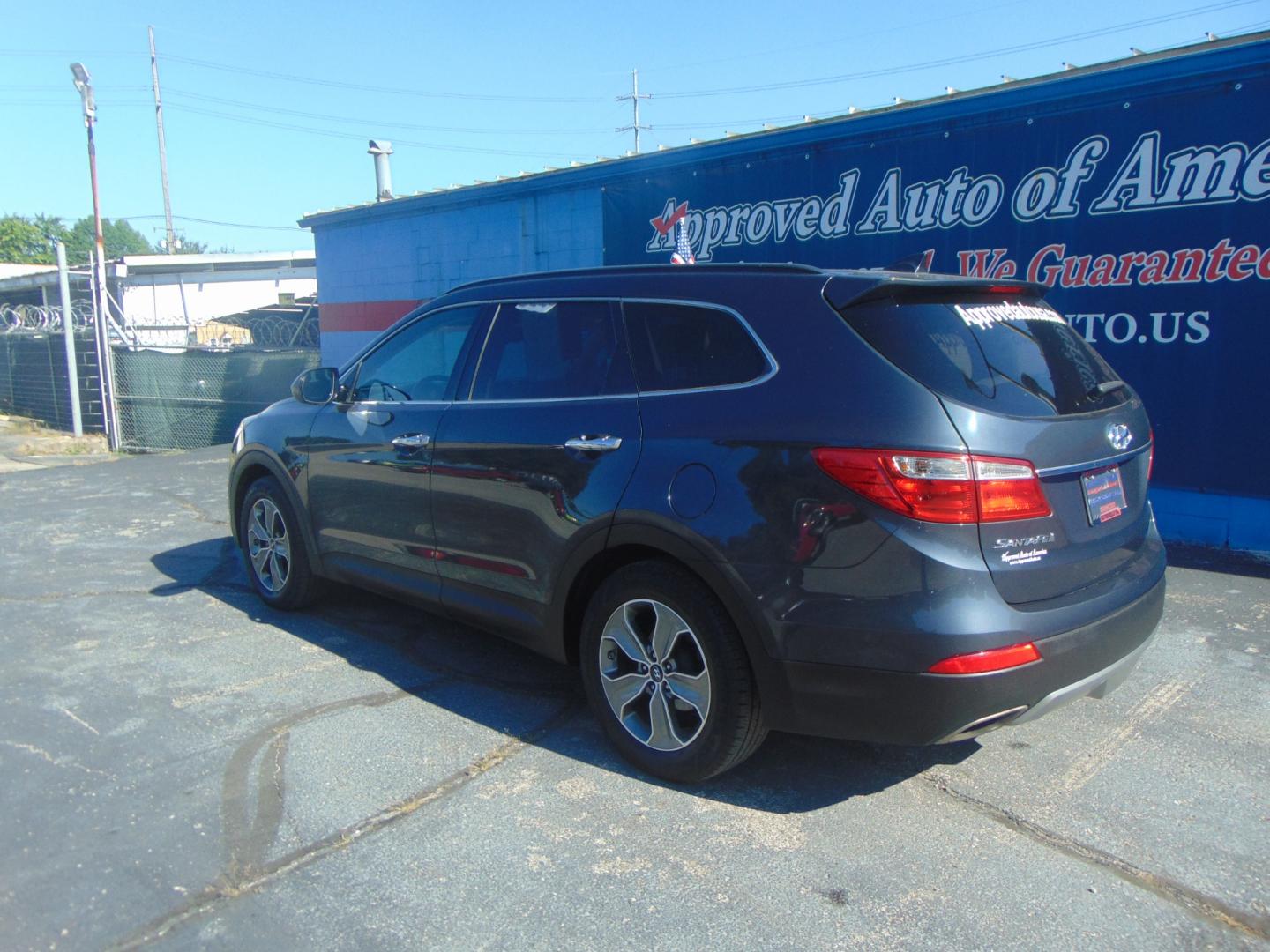 2015 Blue Hyundai Santa Fe (KM8SM4HF8FU) with an V6 GDI 3.3 Liter engine, Auto, 6-Spd Shiftronic transmission, located at 2105 Dixie Hwy, Louisville, KY, 40210, (502) 772-3333, 38.220932, -85.795441 - Photo#7