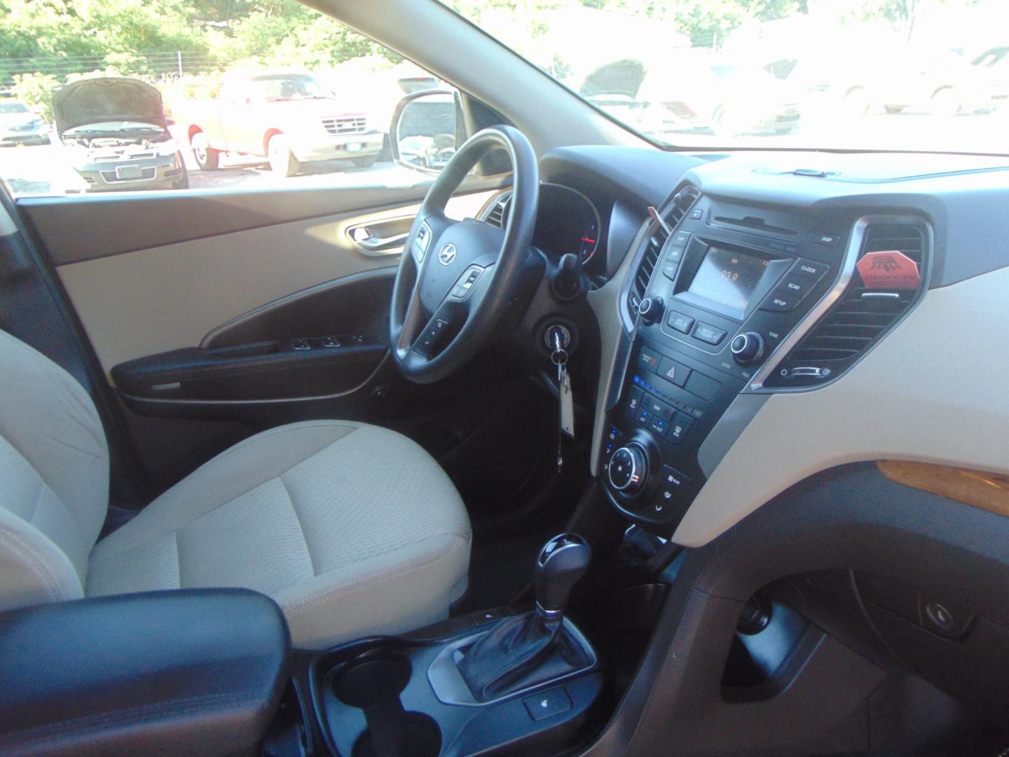 2015 Blue Hyundai Santa Fe (KM8SM4HF8FU) with an V6 GDI 3.3 Liter engine, Auto, 6-Spd Shiftronic transmission, located at 2105 Dixie Hwy, Louisville, KY, 40210, (502) 772-3333, 38.220932, -85.795441 - Photo#8