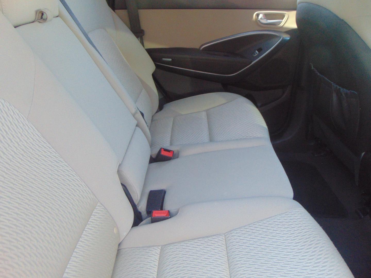 2015 Blue Hyundai Santa Fe (KM8SM4HF8FU) with an V6 GDI 3.3 Liter engine, Auto, 6-Spd Shiftronic transmission, located at 2105 Dixie Hwy, Louisville, KY, 40210, (502) 772-3333, 38.220932, -85.795441 - Photo#9