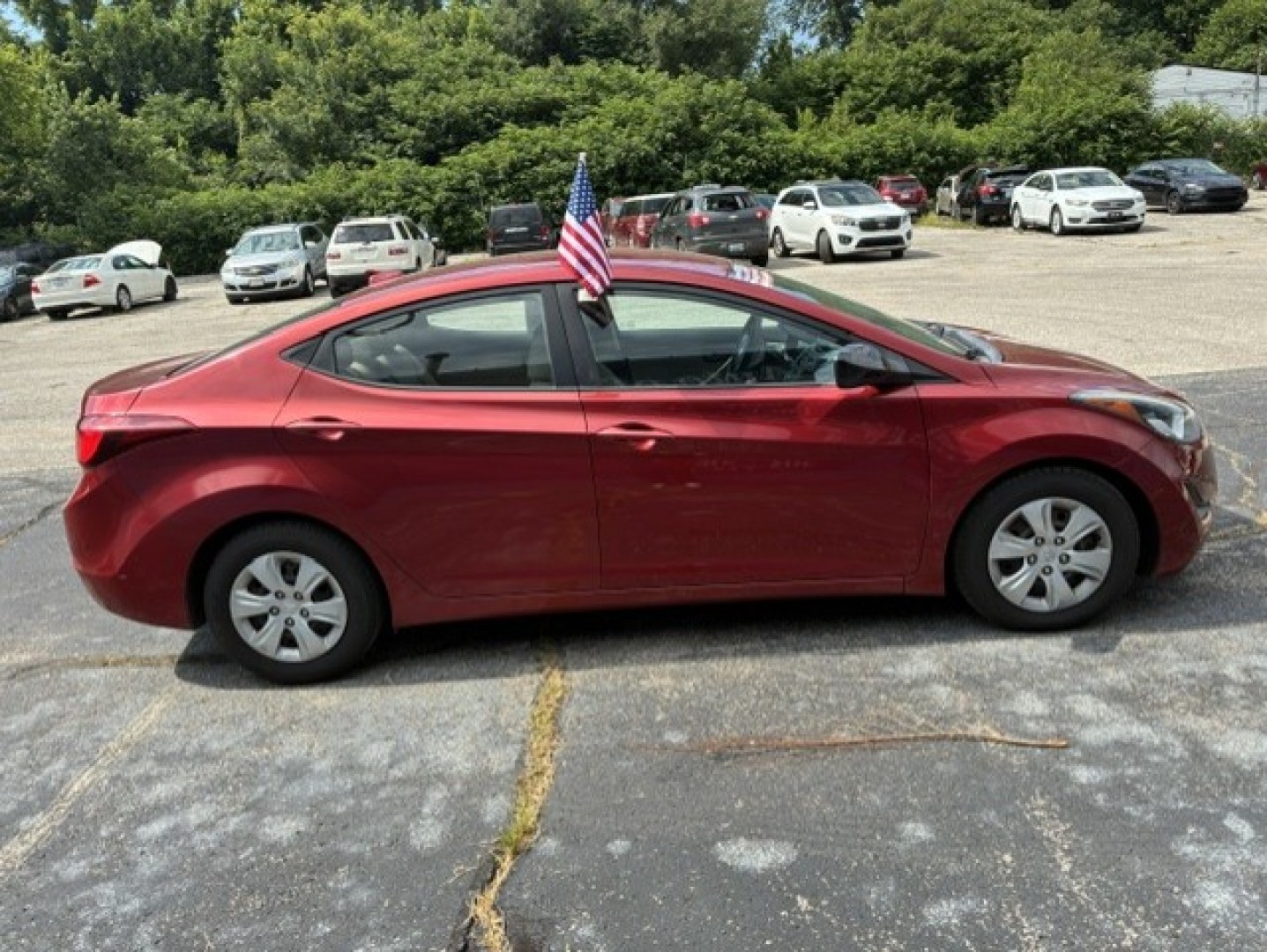 2016 Red Hyundai Elantra (5NPDH4AE3GH) with an 4-Cyl, 1.8 Liter engine, Auto, 6-Spd Shiftronic transmission, located at 2105 Dixie Hwy, Louisville, KY, 40210, (502) 772-3333, 38.220932, -85.795441- Photo#4