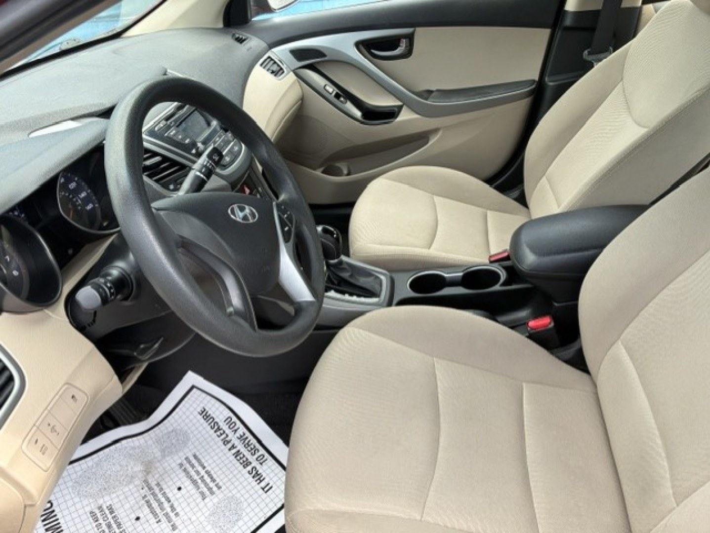 2016 Red Hyundai Elantra (5NPDH4AE3GH) with an 4-Cyl, 1.8 Liter engine, Auto, 6-Spd Shiftronic transmission, located at 2105 Dixie Hwy, Louisville, KY, 40210, (502) 772-3333, 38.220932, -85.795441- Photo#6