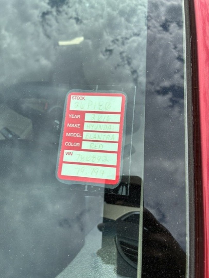 2016 Red Hyundai Elantra (5NPDH4AE3GH) with an 4-Cyl, 1.8 Liter engine, Auto, 6-Spd Shiftronic transmission, located at 2105 Dixie Hwy, Louisville, KY, 40210, (502) 772-3333, 38.220932, -85.795441- Photo#9