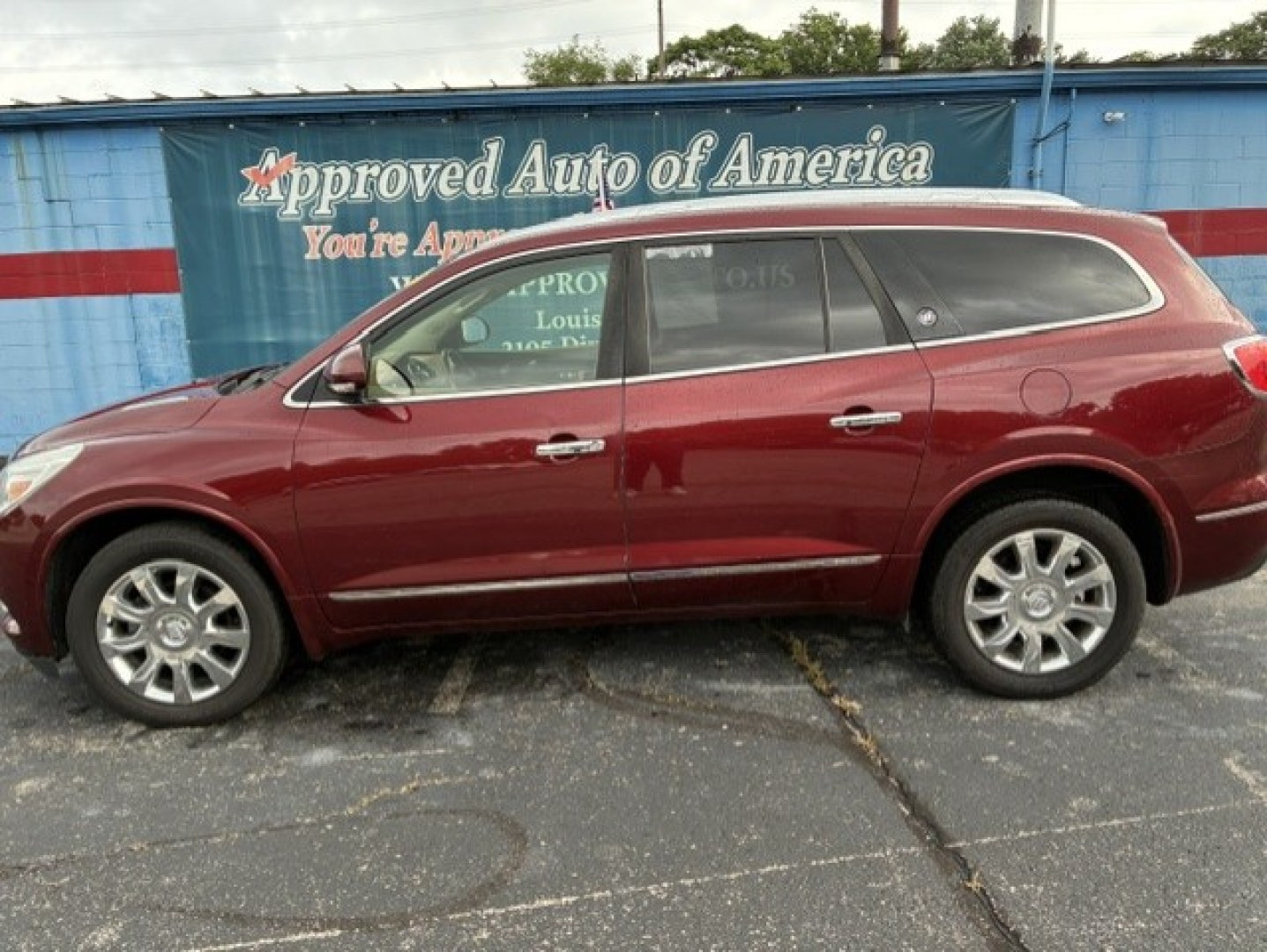 2017 Red Buick Enclave (5GAKRBKD1HJ) with an V6, 3.6 Liter engine, Auto, 6-Spd Overdrive transmission, located at 2105 Dixie Hwy, Louisville, KY, 40210, (502) 772-3333, 38.220932, -85.795441- Photo#0
