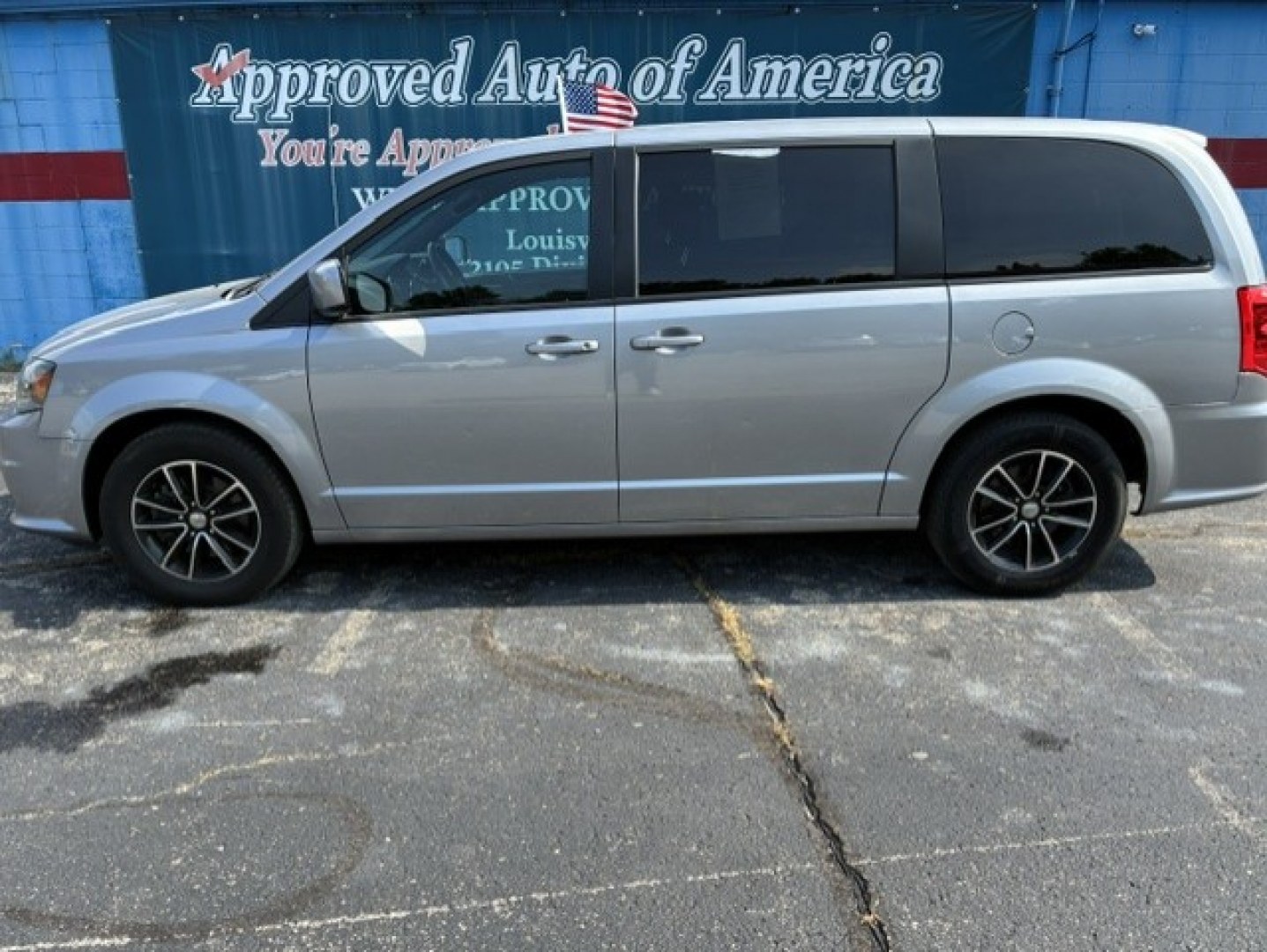 2018 Silver Dodge Grand Caravan Passenger (2C4RDGBG7JR) with an V6, Flex Fuel, 3.6 Liter engine, Automatic, 6-Spd transmission, located at 2105 Dixie Hwy, Louisville, KY, 40210, (502) 772-3333, 38.220932, -85.795441- Photo#0