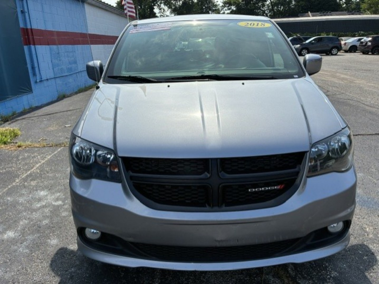 2018 Silver Dodge Grand Caravan Passenger (2C4RDGBG7JR) with an V6, Flex Fuel, 3.6 Liter engine, Automatic, 6-Spd transmission, located at 2105 Dixie Hwy, Louisville, KY, 40210, (502) 772-3333, 38.220932, -85.795441- Photo#2