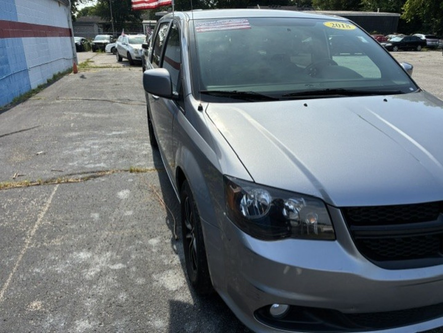 2018 Silver Dodge Grand Caravan Passenger (2C4RDGBG7JR) with an V6, Flex Fuel, 3.6 Liter engine, Automatic, 6-Spd transmission, located at 2105 Dixie Hwy, Louisville, KY, 40210, (502) 772-3333, 38.220932, -85.795441- Photo#3