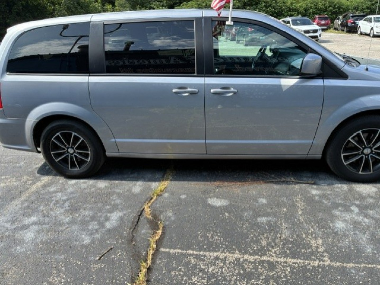2018 Silver Dodge Grand Caravan Passenger (2C4RDGBG7JR) with an V6, Flex Fuel, 3.6 Liter engine, Automatic, 6-Spd transmission, located at 2105 Dixie Hwy, Louisville, KY, 40210, (502) 772-3333, 38.220932, -85.795441- Photo#4