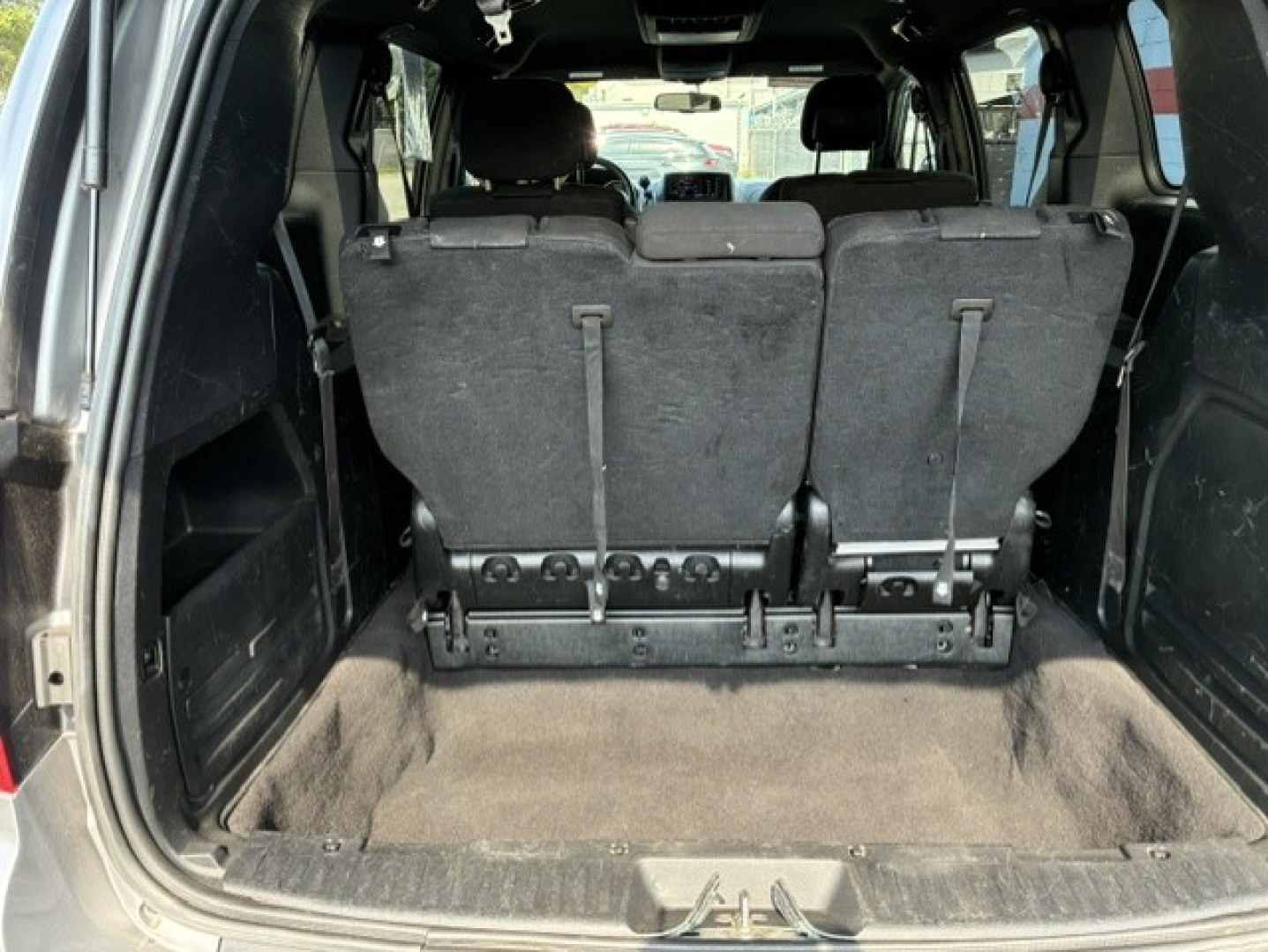 2018 Silver Dodge Grand Caravan Passenger (2C4RDGBG7JR) with an V6, Flex Fuel, 3.6 Liter engine, Automatic, 6-Spd transmission, located at 2105 Dixie Hwy, Louisville, KY, 40210, (502) 772-3333, 38.220932, -85.795441- Photo#7