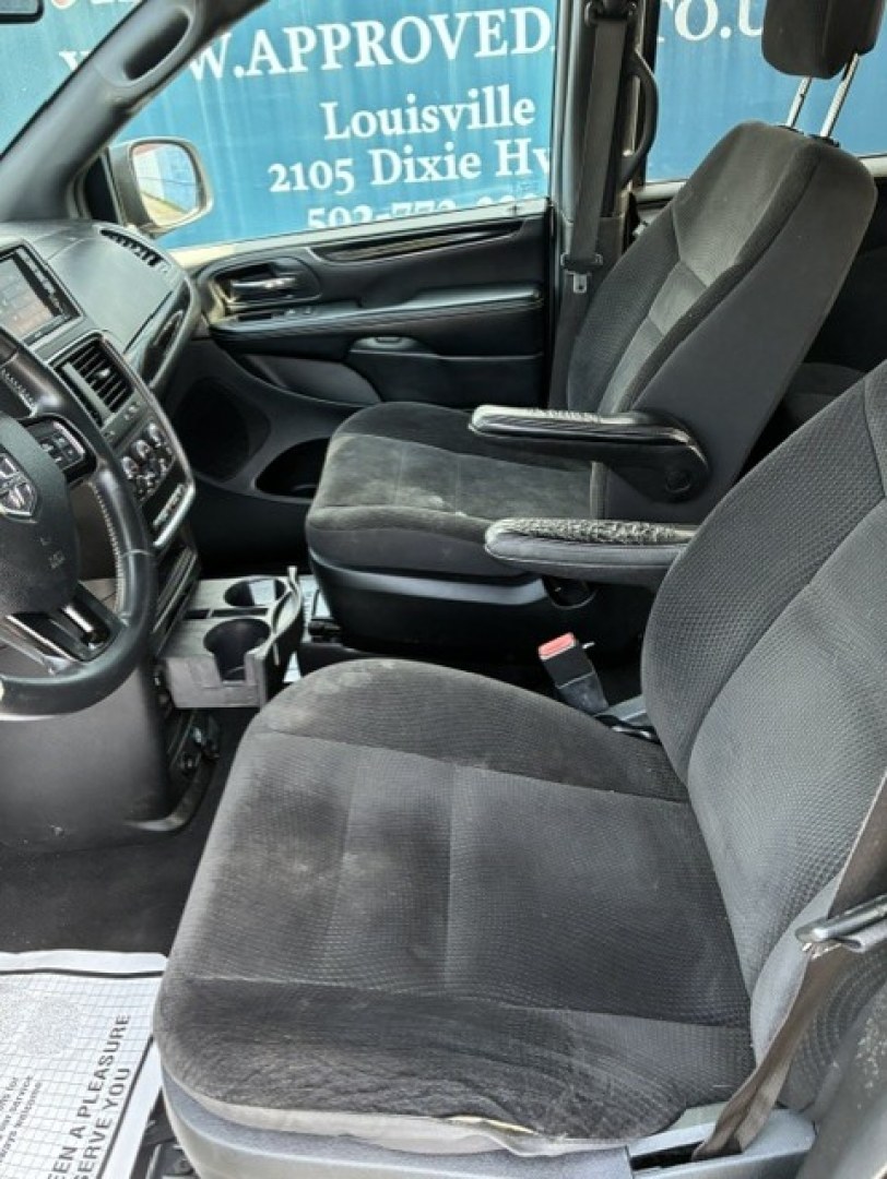 2018 Silver Dodge Grand Caravan Passenger (2C4RDGBG7JR) with an V6, Flex Fuel, 3.6 Liter engine, Automatic, 6-Spd transmission, located at 2105 Dixie Hwy, Louisville, KY, 40210, (502) 772-3333, 38.220932, -85.795441- Photo#8