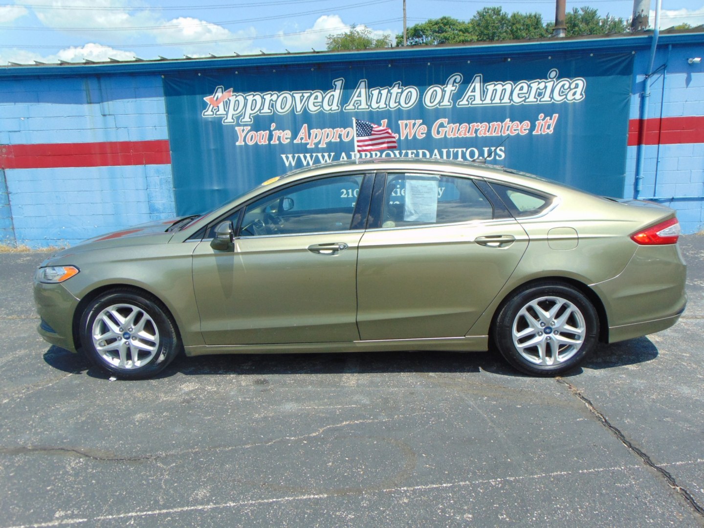 2013 Beige Ford Fusion (3FA6P0H79DR) with an 4-Cyl, 2.5 Liter engine, Automatic, 6-Spd transmission, located at 2105 Dixie Hwy, Louisville, KY, 40210, (502) 772-3333, 38.220932, -85.795441- Photo#0