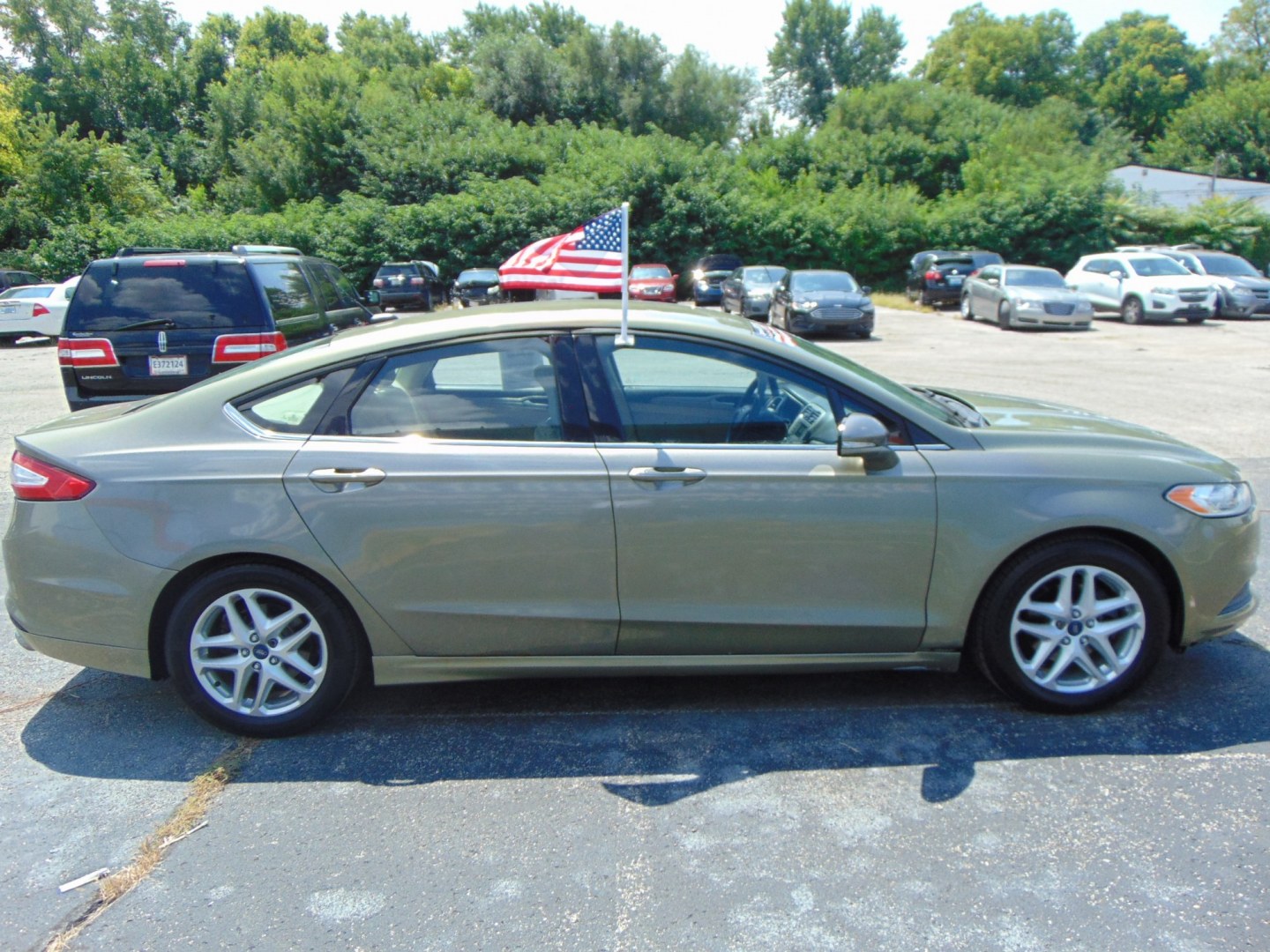 2013 Beige Ford Fusion (3FA6P0H79DR) with an 4-Cyl, 2.5 Liter engine, Automatic, 6-Spd transmission, located at 2105 Dixie Hwy, Louisville, KY, 40210, (502) 772-3333, 38.220932, -85.795441- Photo#2