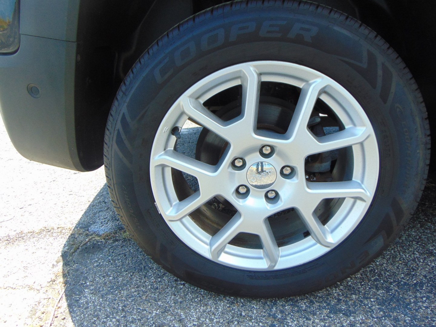 2021 Black Jeep Renegade (ZACNJCB13MP) with an 4-Cyl, Zero Evap M-Air, 2.4 Liter engine, Automatic, 9-Spd transmission, located at 2105 Dixie Hwy, Louisville, KY, 40210, (502) 772-3333, 38.220932, -85.795441- Photo#4