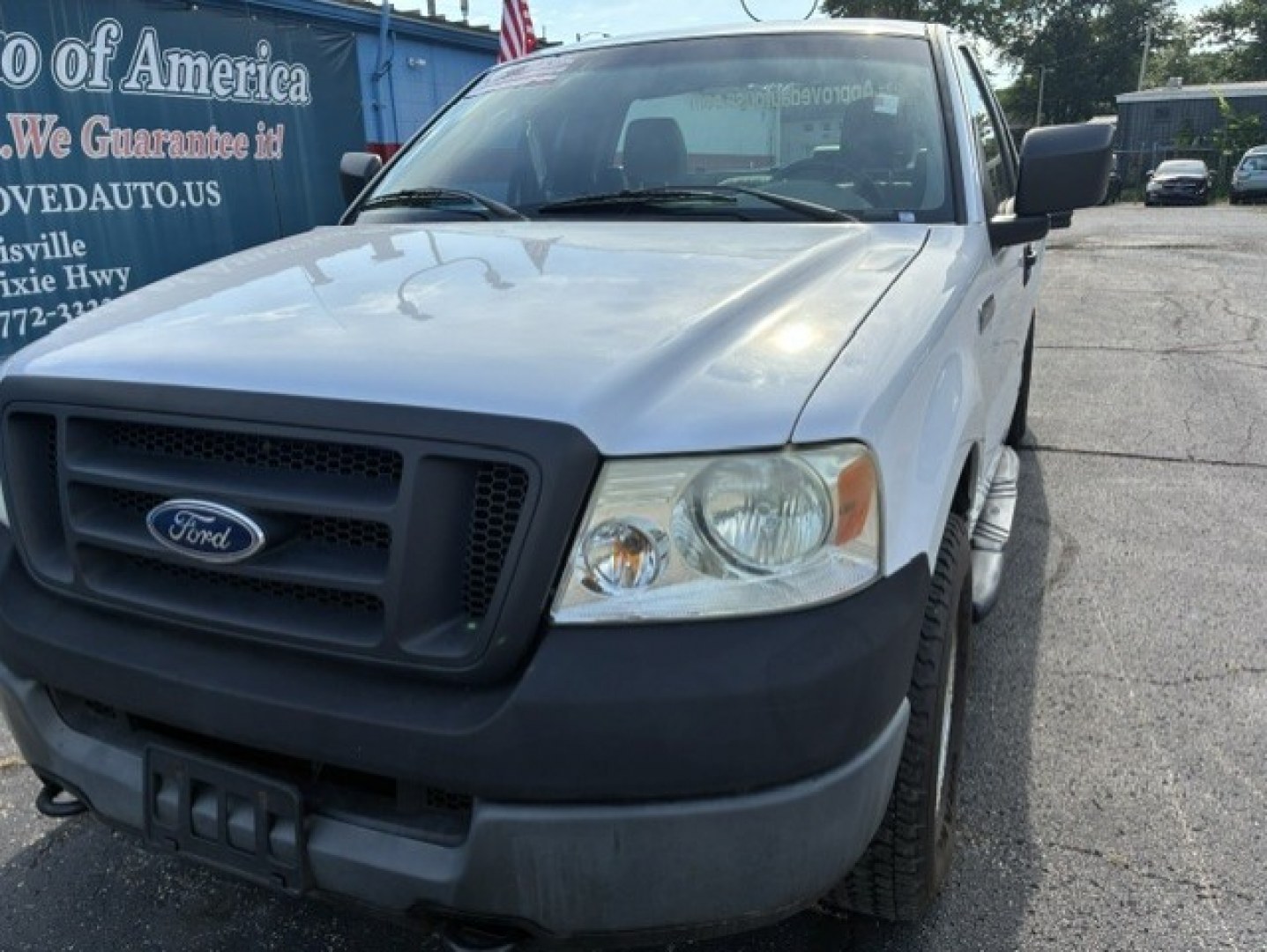 2005 White Ford F150 Regular Cab (1FTRF14W85N) with an V8, 4.6 Liter engine, Automatic transmission, located at 2105 Dixie Hwy, Louisville, KY, 40210, (502) 772-3333, 38.220932, -85.795441- Photo#1
