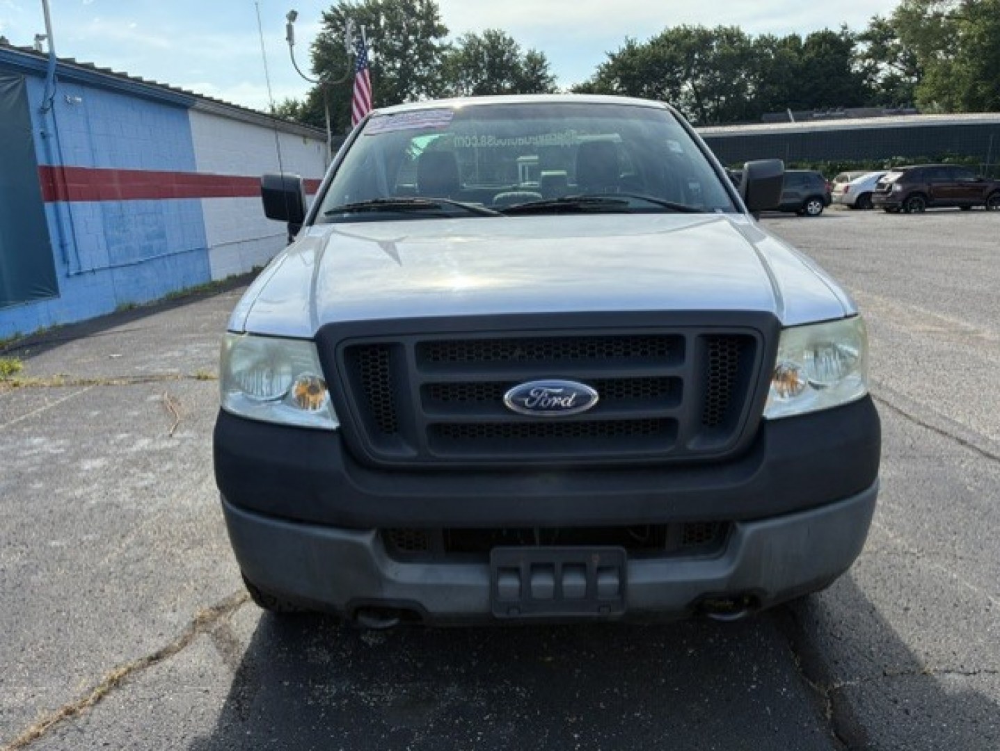 2005 White Ford F150 Regular Cab (1FTRF14W85N) with an V8, 4.6 Liter engine, Automatic transmission, located at 2105 Dixie Hwy, Louisville, KY, 40210, (502) 772-3333, 38.220932, -85.795441- Photo#2