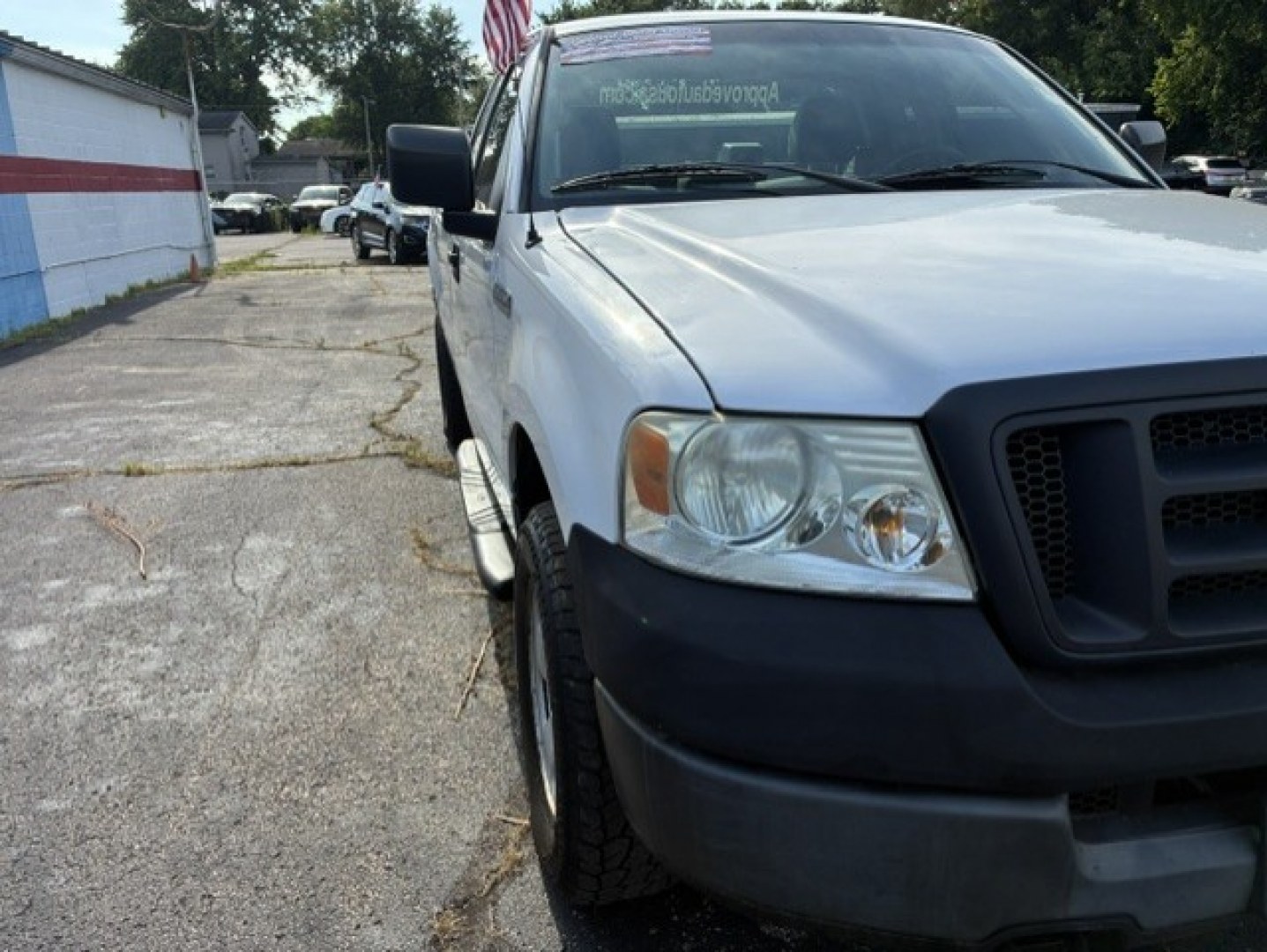 2005 White Ford F150 Regular Cab (1FTRF14W85N) with an V8, 4.6 Liter engine, Automatic transmission, located at 2105 Dixie Hwy, Louisville, KY, 40210, (502) 772-3333, 38.220932, -85.795441- Photo#3
