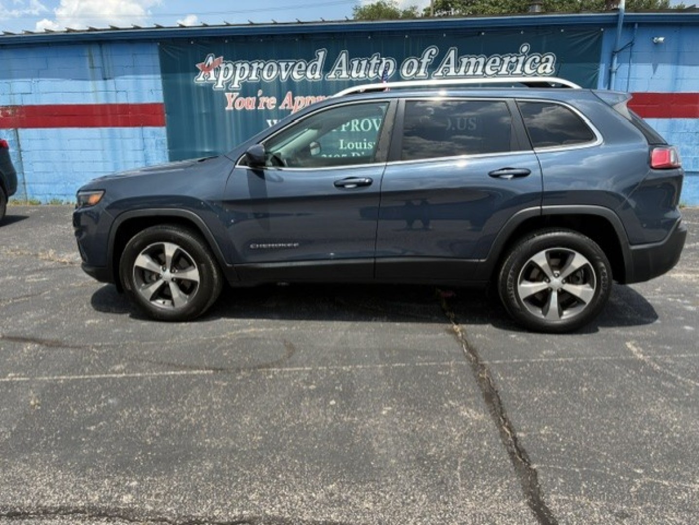 2019 Blue Jeep Cherokee (1C4PJMDX8KD) with an V6, 3.2 Liter engine, Automatic, 9-Spd transmission, located at 2105 Dixie Hwy, Louisville, KY, 40210, (502) 772-3333, 38.220932, -85.795441- Photo#0