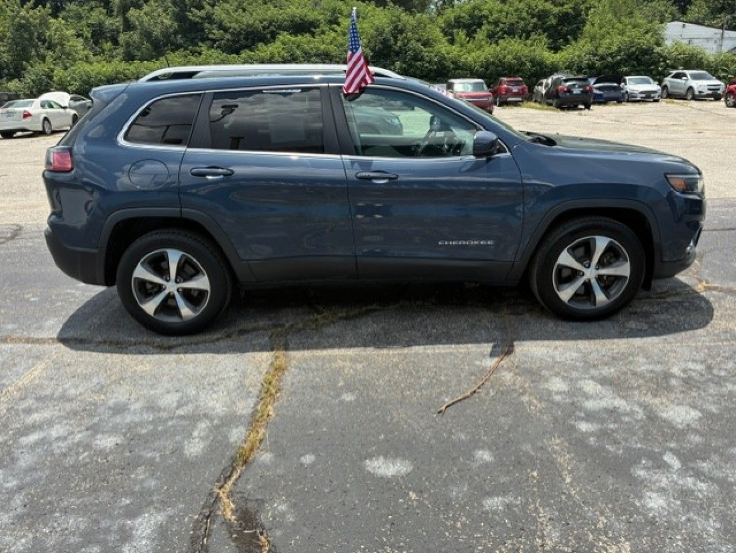2019 Blue Jeep Cherokee (1C4PJMDX8KD) with an V6, 3.2 Liter engine, Automatic, 9-Spd transmission, located at 2105 Dixie Hwy, Louisville, KY, 40210, (502) 772-3333, 38.220932, -85.795441- Photo#2