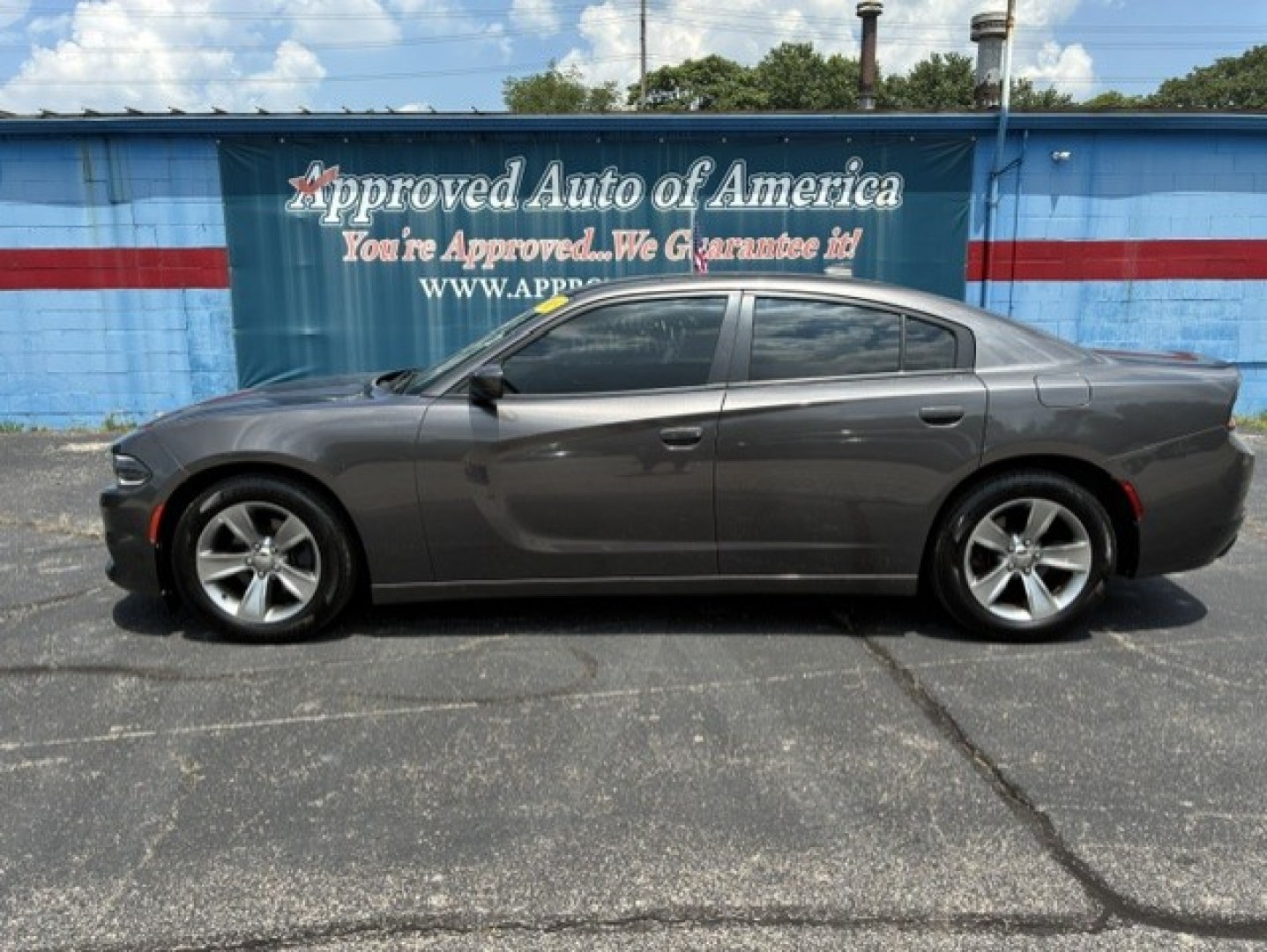 2015 Gray Dodge Charger (2C3CDXHG1FH) with an V6, 3.6 Liter engine, Auto, 8-Spd w/AutoStk transmission, located at 2105 Dixie Hwy, Louisville, KY, 40210, (502) 772-3333, 38.220932, -85.795441- Photo#0