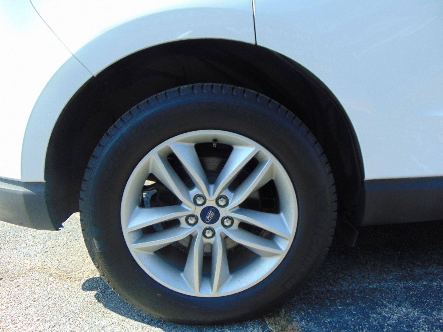 2018 White Ford Edge (2FMPK3J94JB) with an 4-Cyl, EcoBoost, 2.0L engine, Auto, 6-Spd SelShft transmission, located at 2105 Dixie Hwy, Louisville, KY, 40210, (502) 772-3333, 38.220932, -85.795441- Photo#5