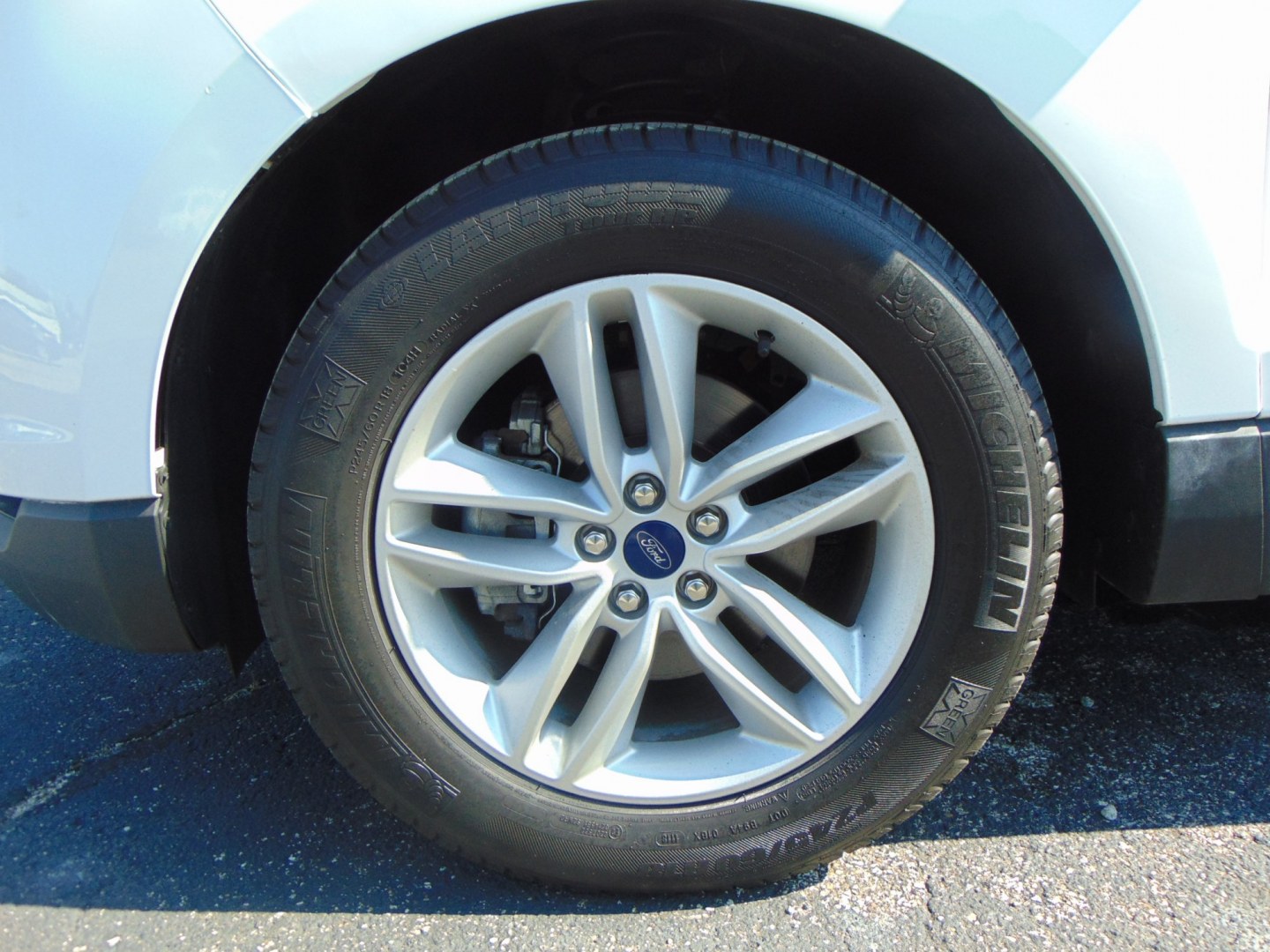 2018 White Ford Edge (2FMPK3J94JB) with an 4-Cyl, EcoBoost, 2.0L engine, Auto, 6-Spd SelShft transmission, located at 2105 Dixie Hwy, Louisville, KY, 40210, (502) 772-3333, 38.220932, -85.795441- Photo#8