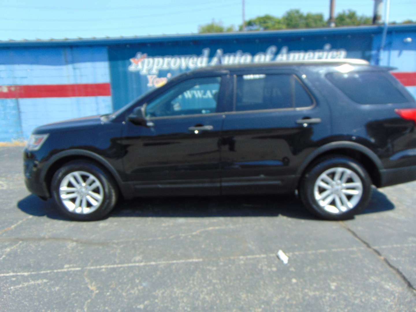 2017 Black Ford Explorer (1FM5K7B88HG) with an V6, 3.5 Liter engine, Auto, 6-Spd SelectShift transmission, located at 2105 Dixie Hwy, Louisville, KY, 40210, (502) 772-3333, 38.220932, -85.795441- Photo#3