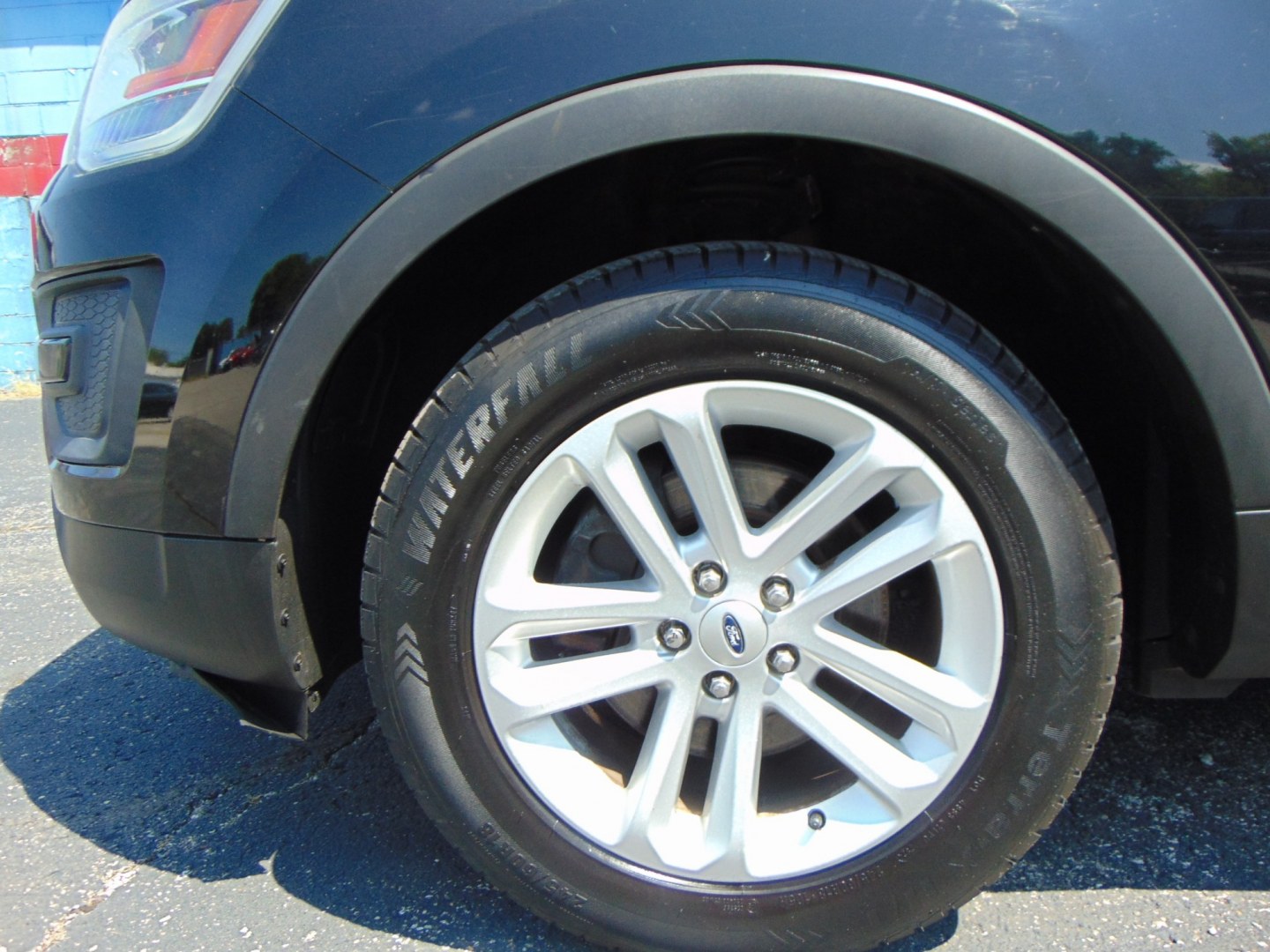 2017 Black Ford Explorer (1FM5K7B88HG) with an V6, 3.5 Liter engine, Auto, 6-Spd SelectShift transmission, located at 2105 Dixie Hwy, Louisville, KY, 40210, (502) 772-3333, 38.220932, -85.795441- Photo#4
