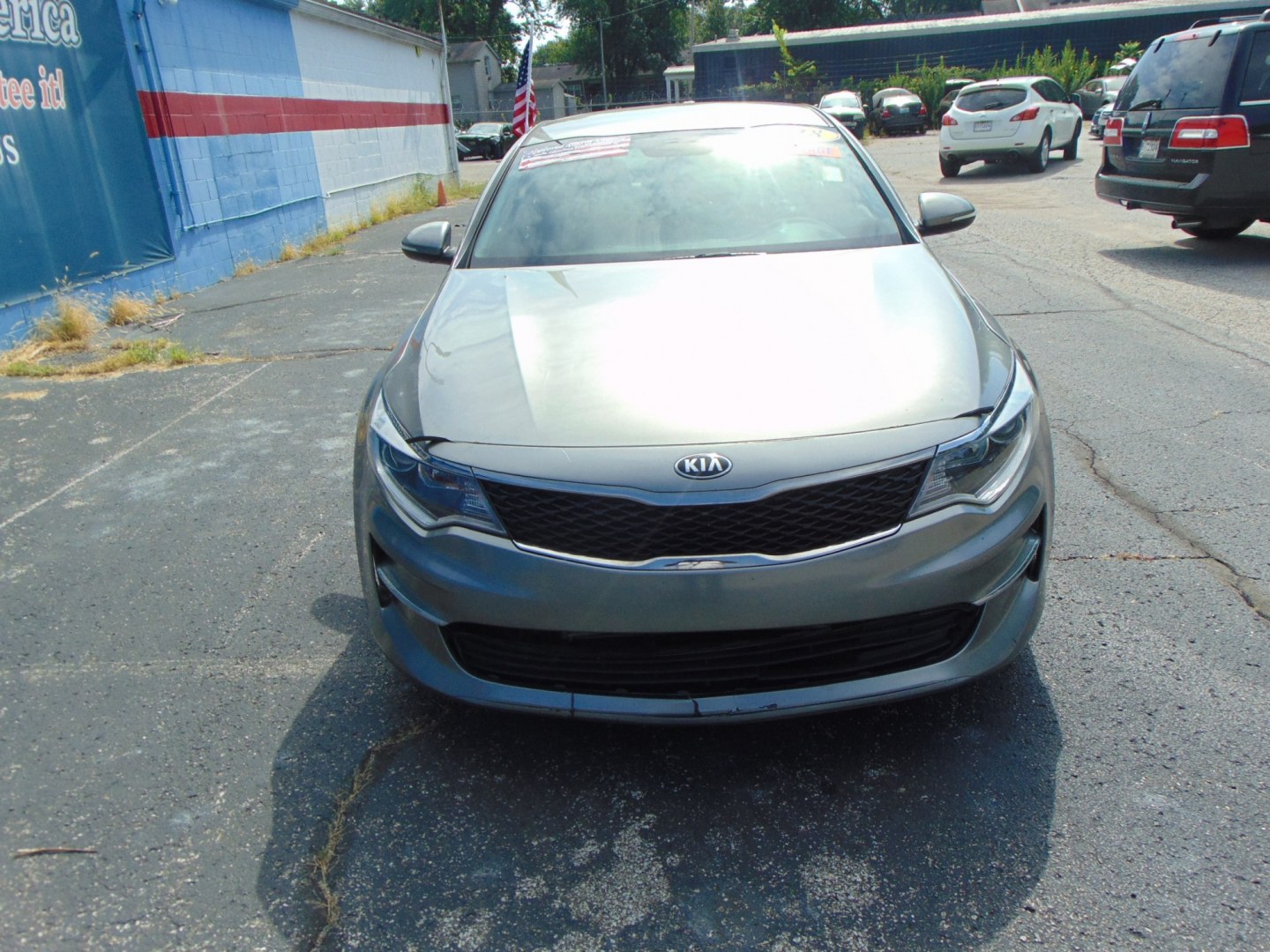 2018 Gray Kia Optima (5XXGT4L31JG) with an 4-Cyl, 2.4 Liter engine, Auto, 6-Spd Sportmatic transmission, located at 2105 Dixie Hwy, Louisville, KY, 40210, (502) 772-3333, 38.220932, -85.795441- Photo#1