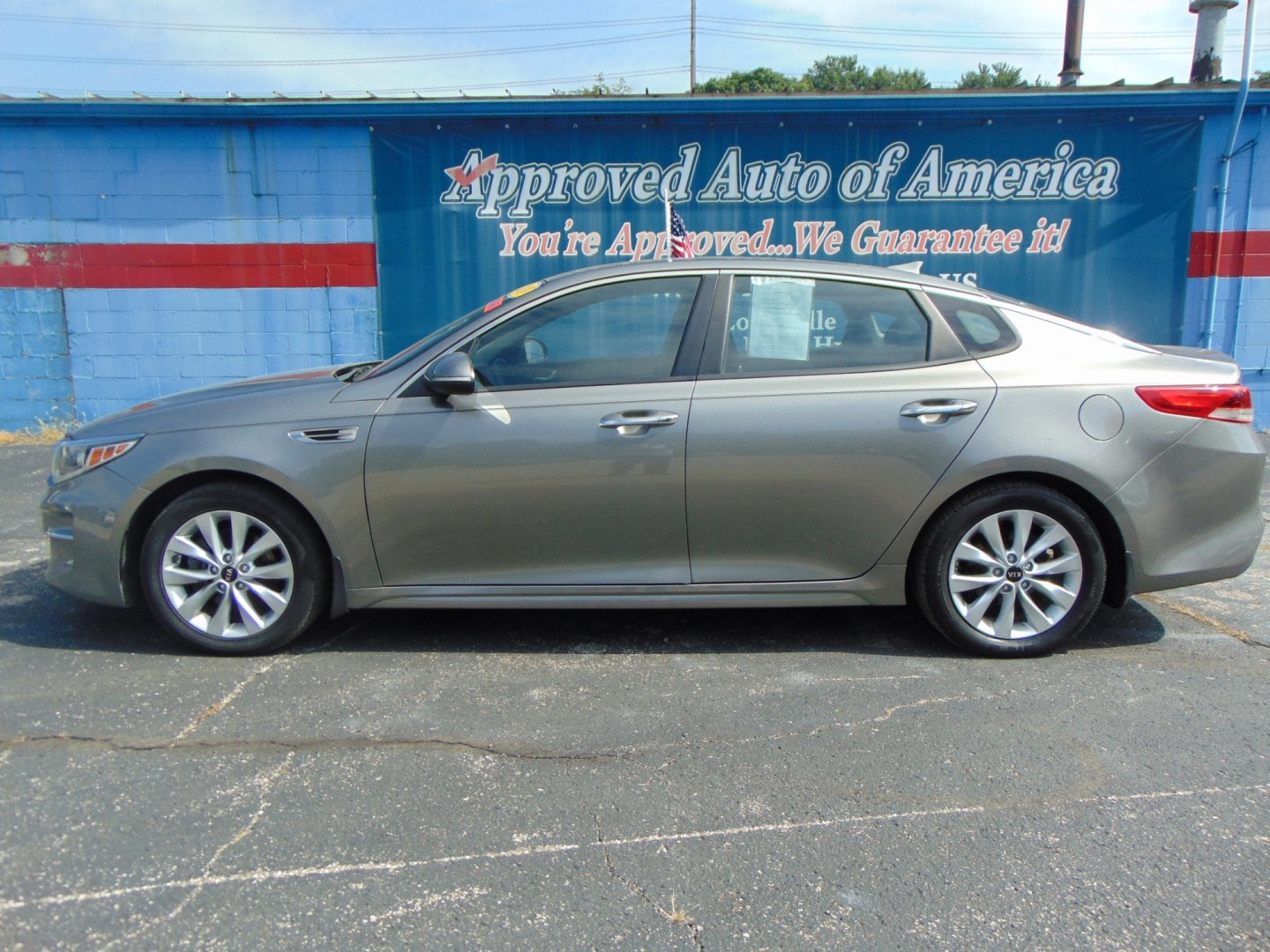 2018 Gray Kia Optima (5XXGT4L31JG) with an 4-Cyl, 2.4 Liter engine, Auto, 6-Spd Sportmatic transmission, located at 2105 Dixie Hwy, Louisville, KY, 40210, (502) 772-3333, 38.220932, -85.795441- Photo#2