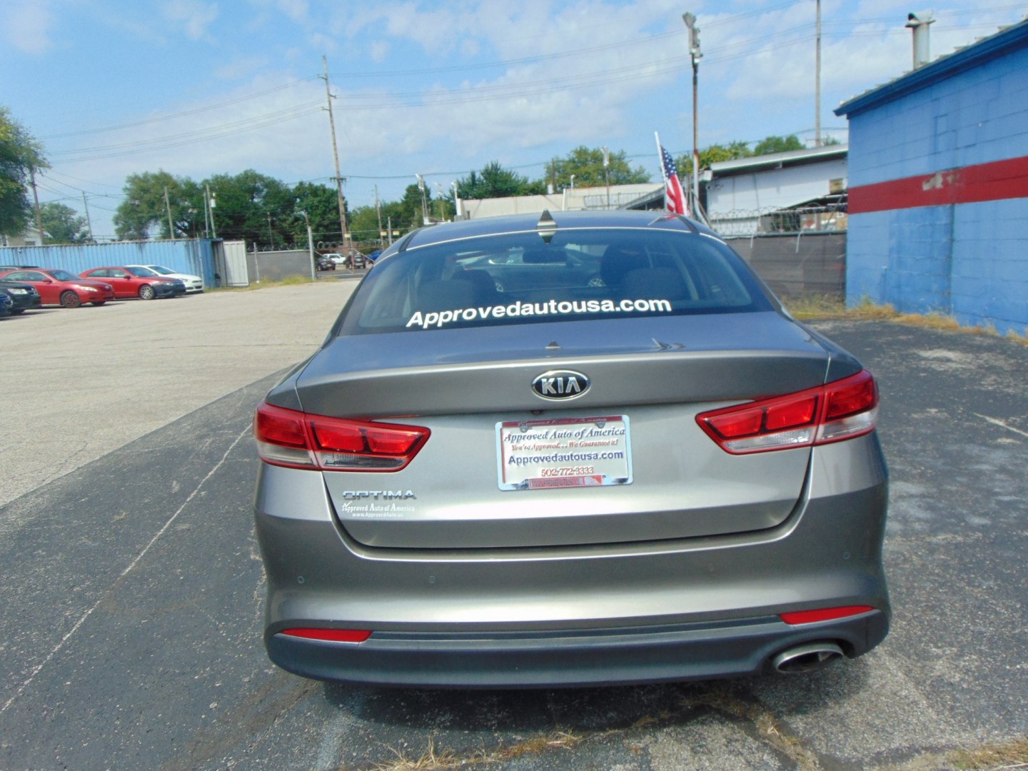2018 Gray Kia Optima (5XXGT4L31JG) with an 4-Cyl, 2.4 Liter engine, Auto, 6-Spd Sportmatic transmission, located at 2105 Dixie Hwy, Louisville, KY, 40210, (502) 772-3333, 38.220932, -85.795441- Photo#3