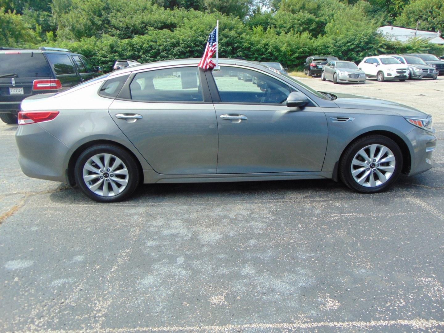 2018 Gray Kia Optima (5XXGT4L31JG) with an 4-Cyl, 2.4 Liter engine, Auto, 6-Spd Sportmatic transmission, located at 2105 Dixie Hwy, Louisville, KY, 40210, (502) 772-3333, 38.220932, -85.795441- Photo#4