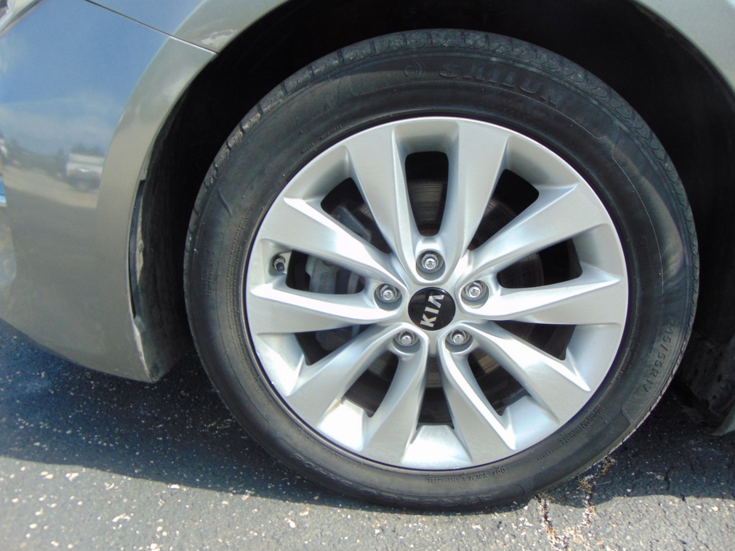 2018 Gray Kia Optima (5XXGT4L31JG) with an 4-Cyl, 2.4 Liter engine, Auto, 6-Spd Sportmatic transmission, located at 2105 Dixie Hwy, Louisville, KY, 40210, (502) 772-3333, 38.220932, -85.795441- Photo#5