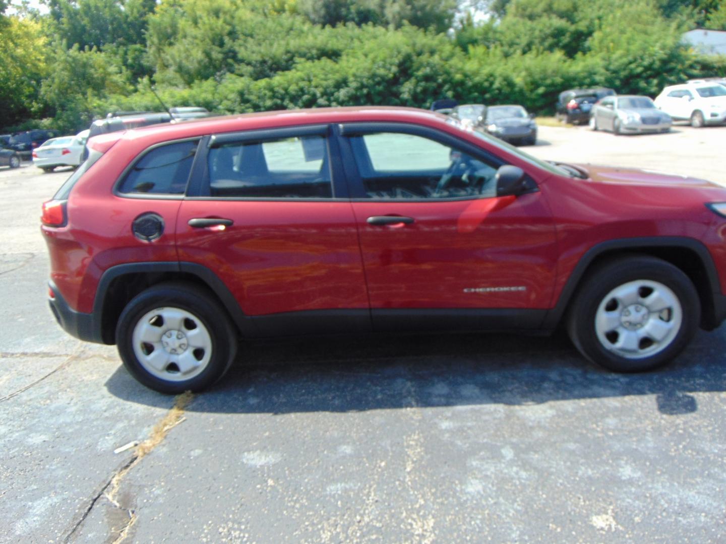 2015 Red Jeep Cherokee (1C4PJLCB3FW) with an V6, 3.2 Liter engine, Automatic, 9-Spd transmission, located at 2105 Dixie Hwy, Louisville, KY, 40210, (502) 772-3333, 38.220932, -85.795441- Photo#4