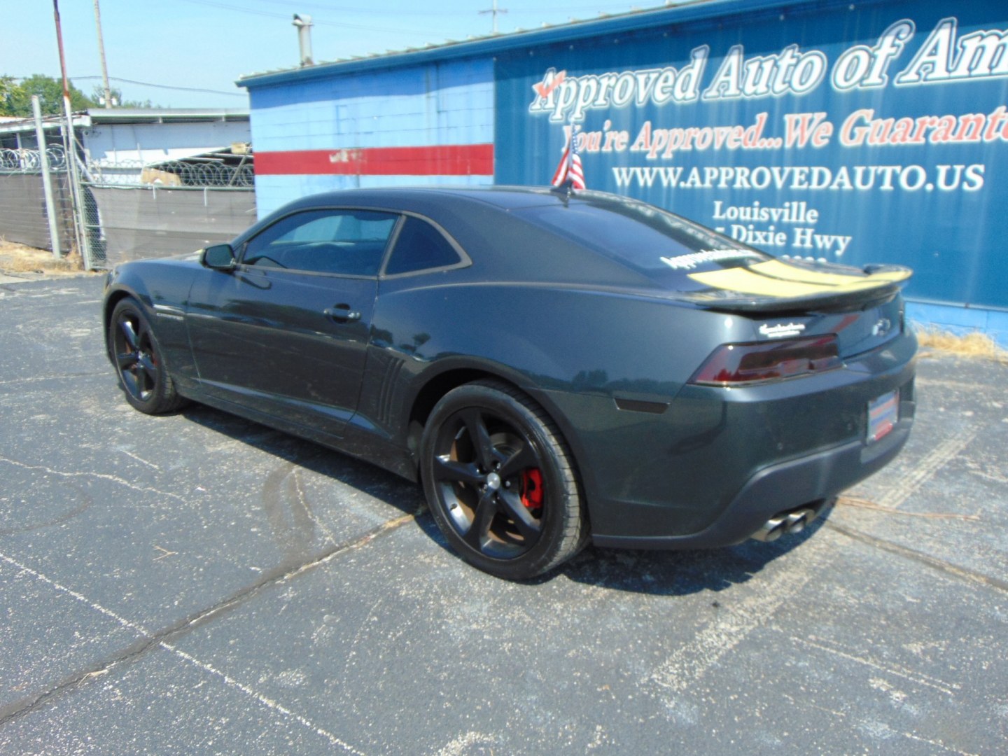 2015 Gray Chevrolet Camaro (2G1FF1E36F9) with an V6, 3.6 Liter engine, Auto, 6-Spd w/TAPshift transmission, located at 2105 Dixie Hwy, Louisville, KY, 40210, (502) 772-3333, 38.220932, -85.795441- Photo#4
